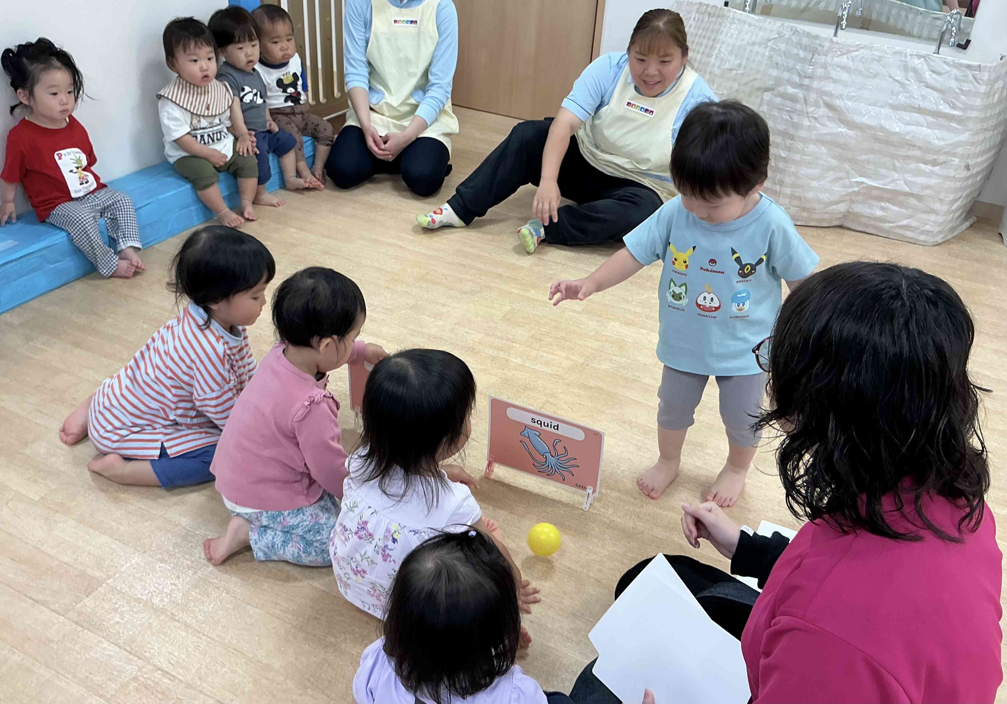 ボール転がしだよ!あたるかな〜?