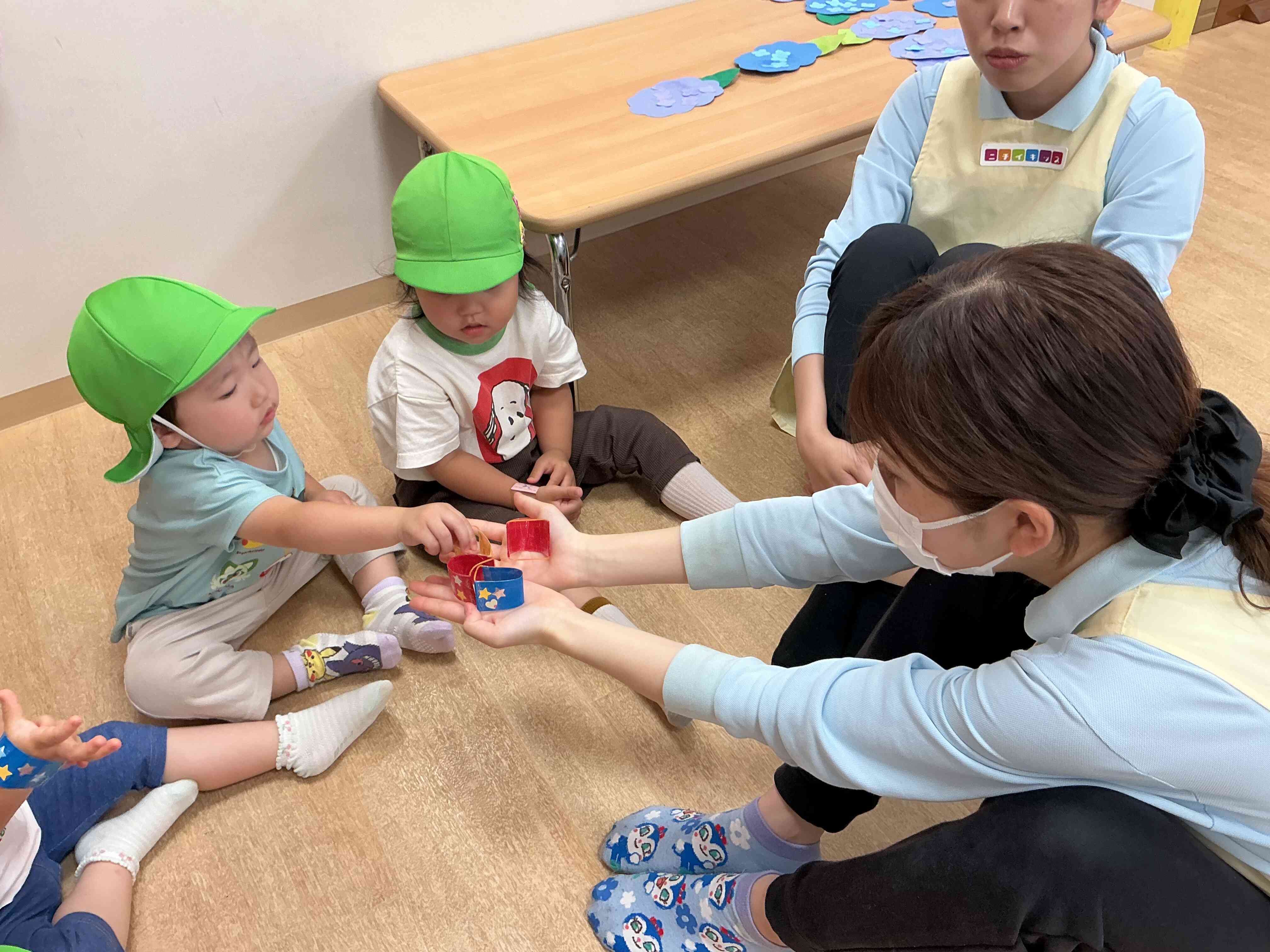 どれにしようかな〜！バンドかわいいね〜！