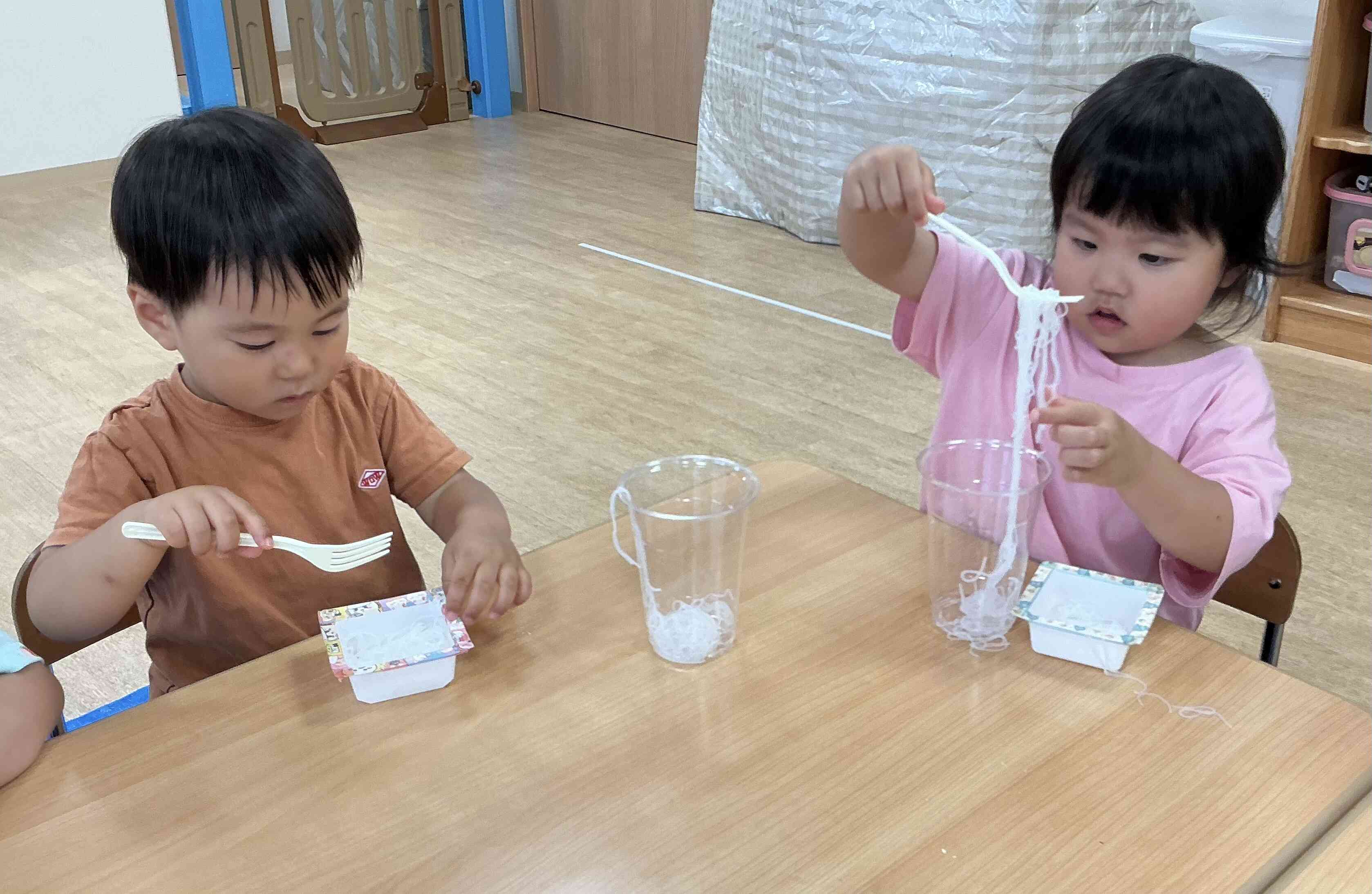 フォークを使って夢中で遊ぶうさぎ組さんでした！