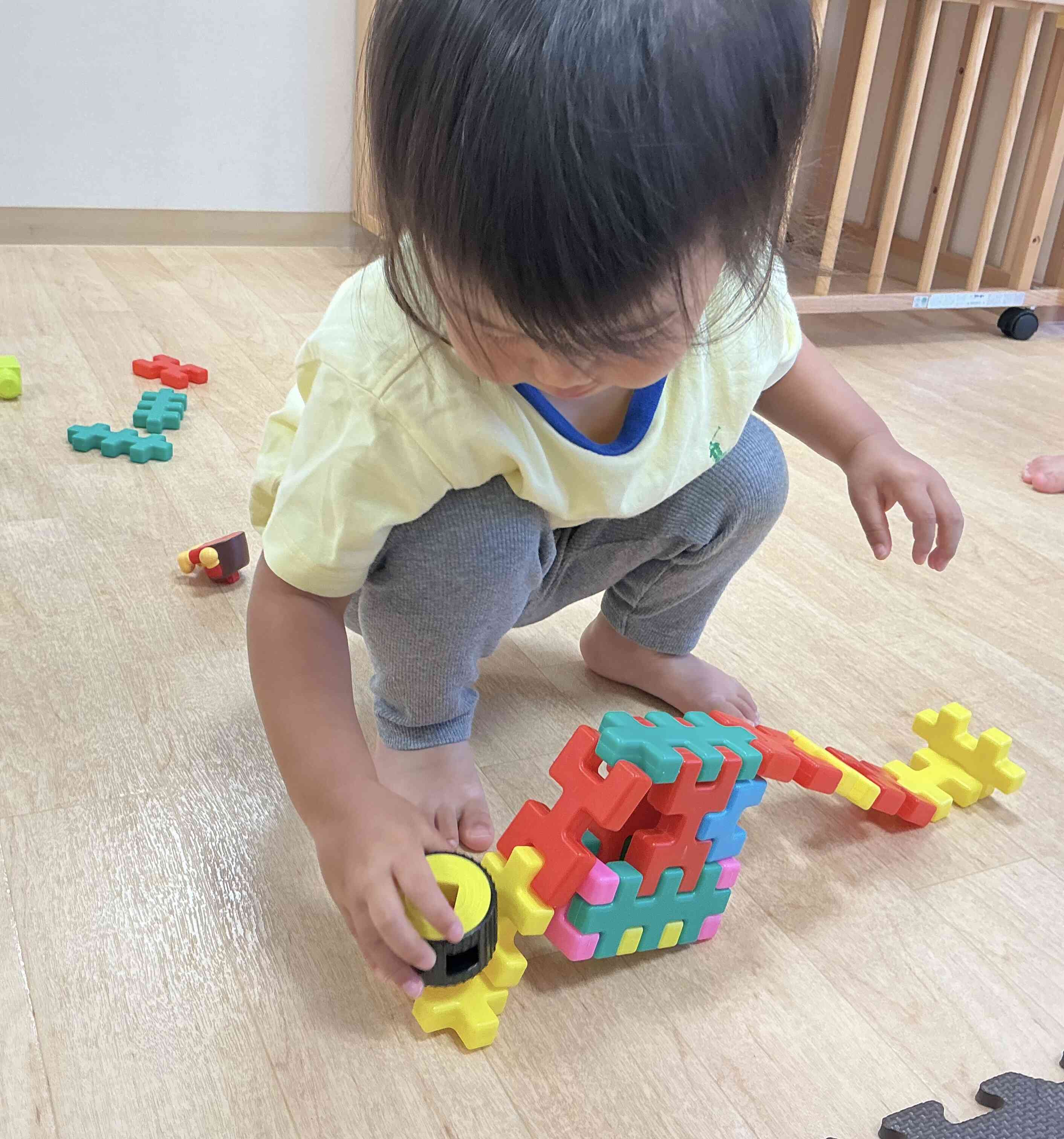 ブロックで滑り台上手に作ってみたよ！今階段登っているところだよ。