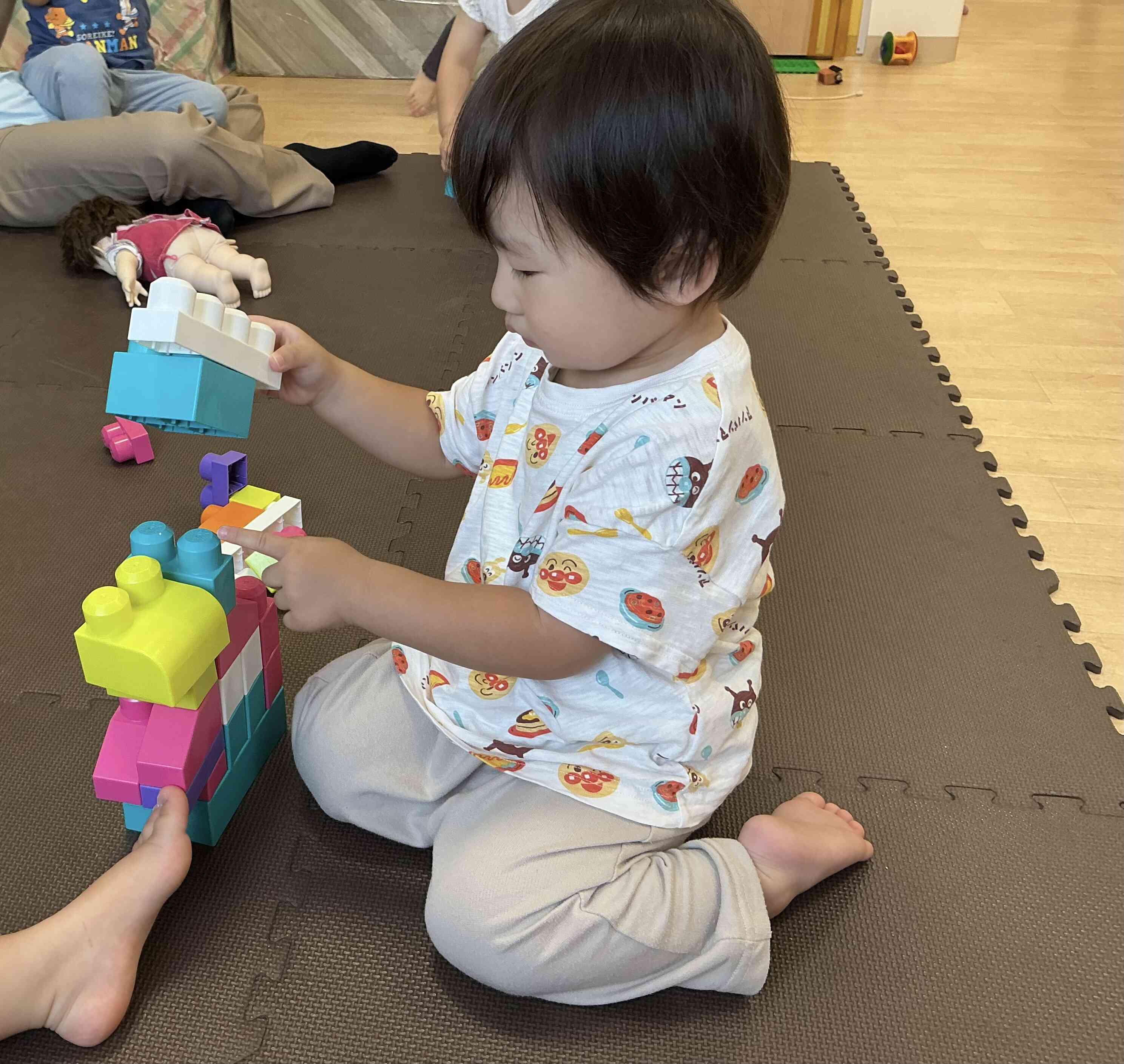 ブロックたくさん積むの頑張っているよ〜