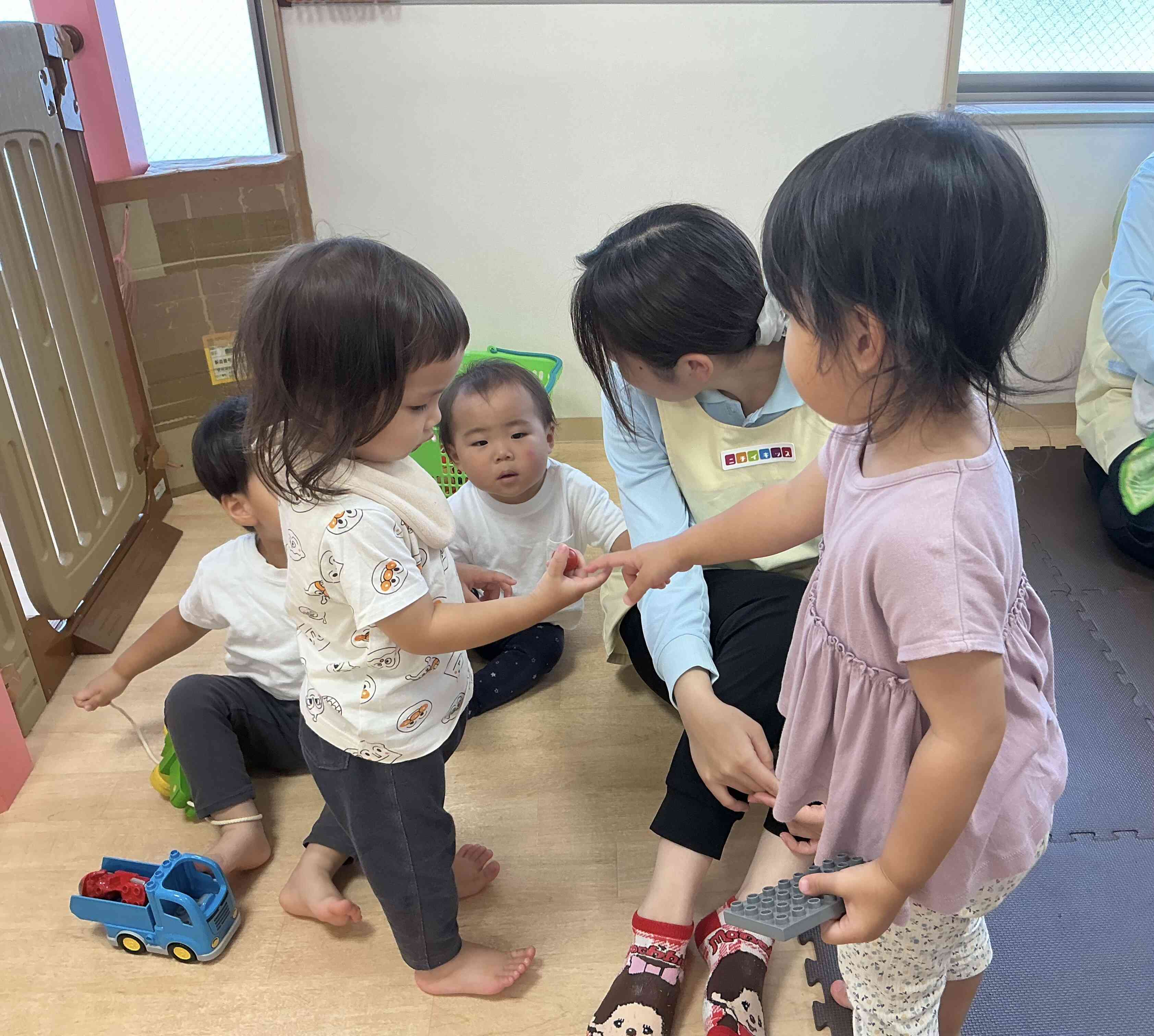 「トマトできたよ〜!」と見せると「赤いトマトだね〜」みんな興味深々♪