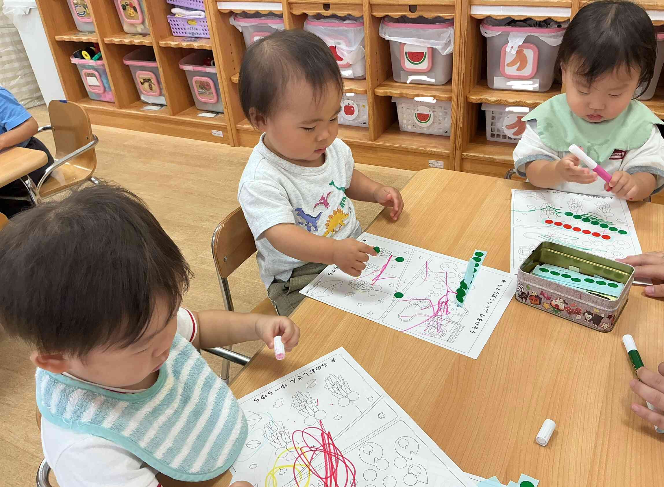 好きな色のマーカーを選んでお絵描きタイム!