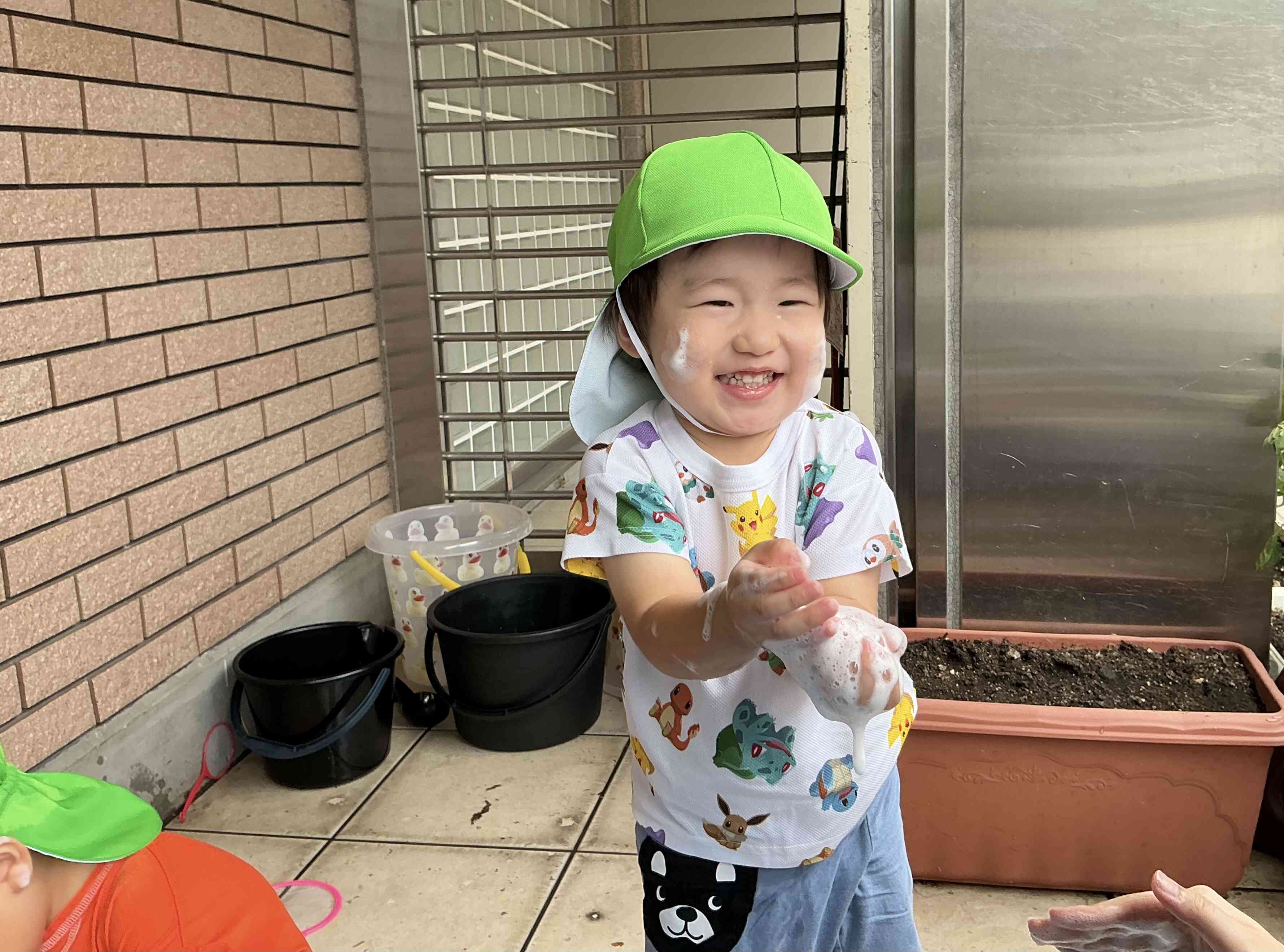 ほっぺにもついちゃった〜!