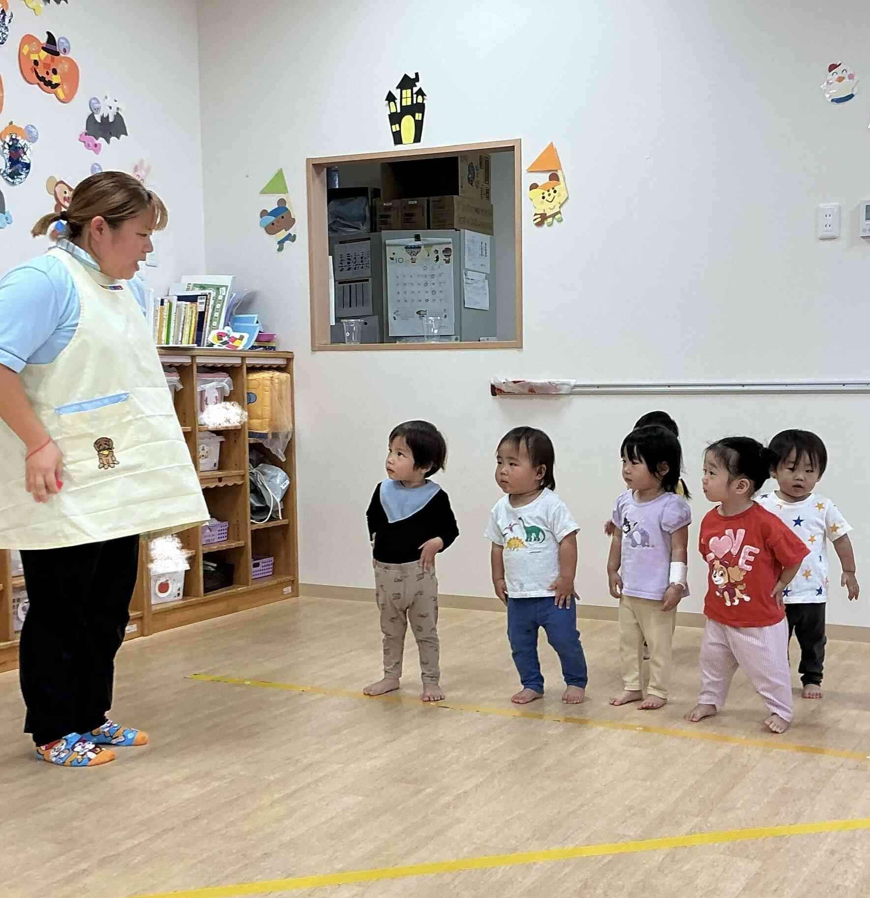 あひる組さんは「いちについて〜よーいドン!