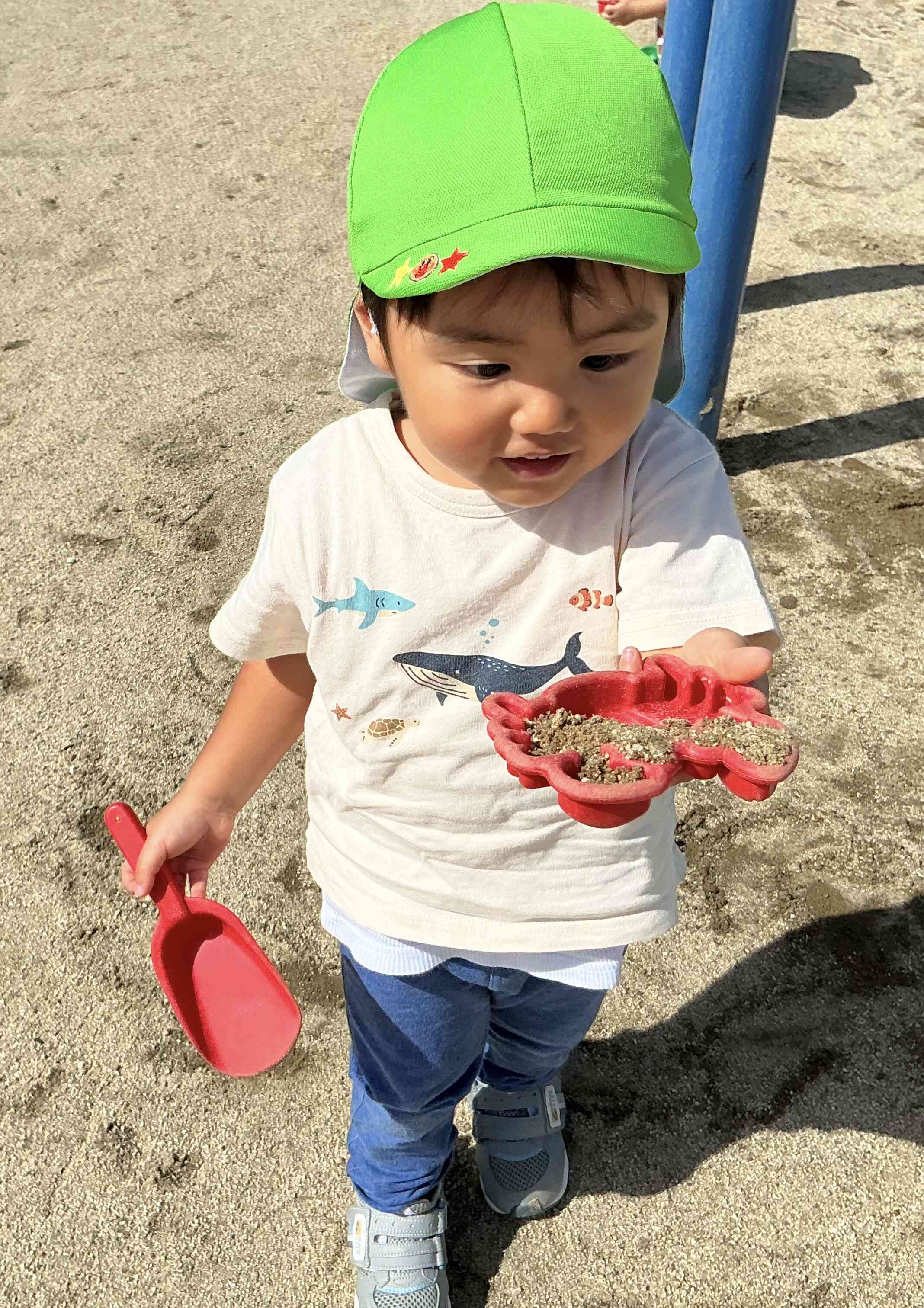 「先生見て！」砂遊び楽しみました
