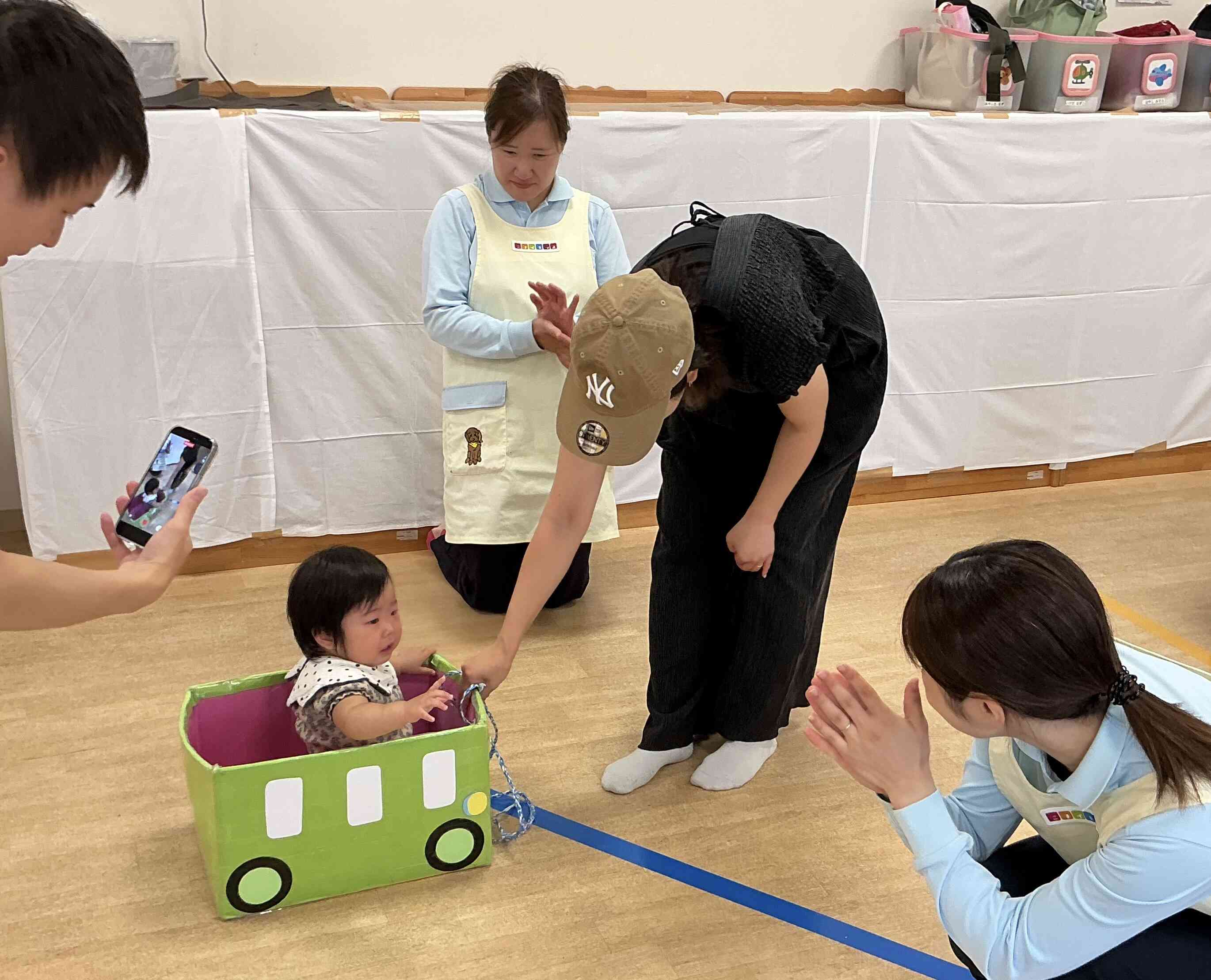 バスに乗って出発!
