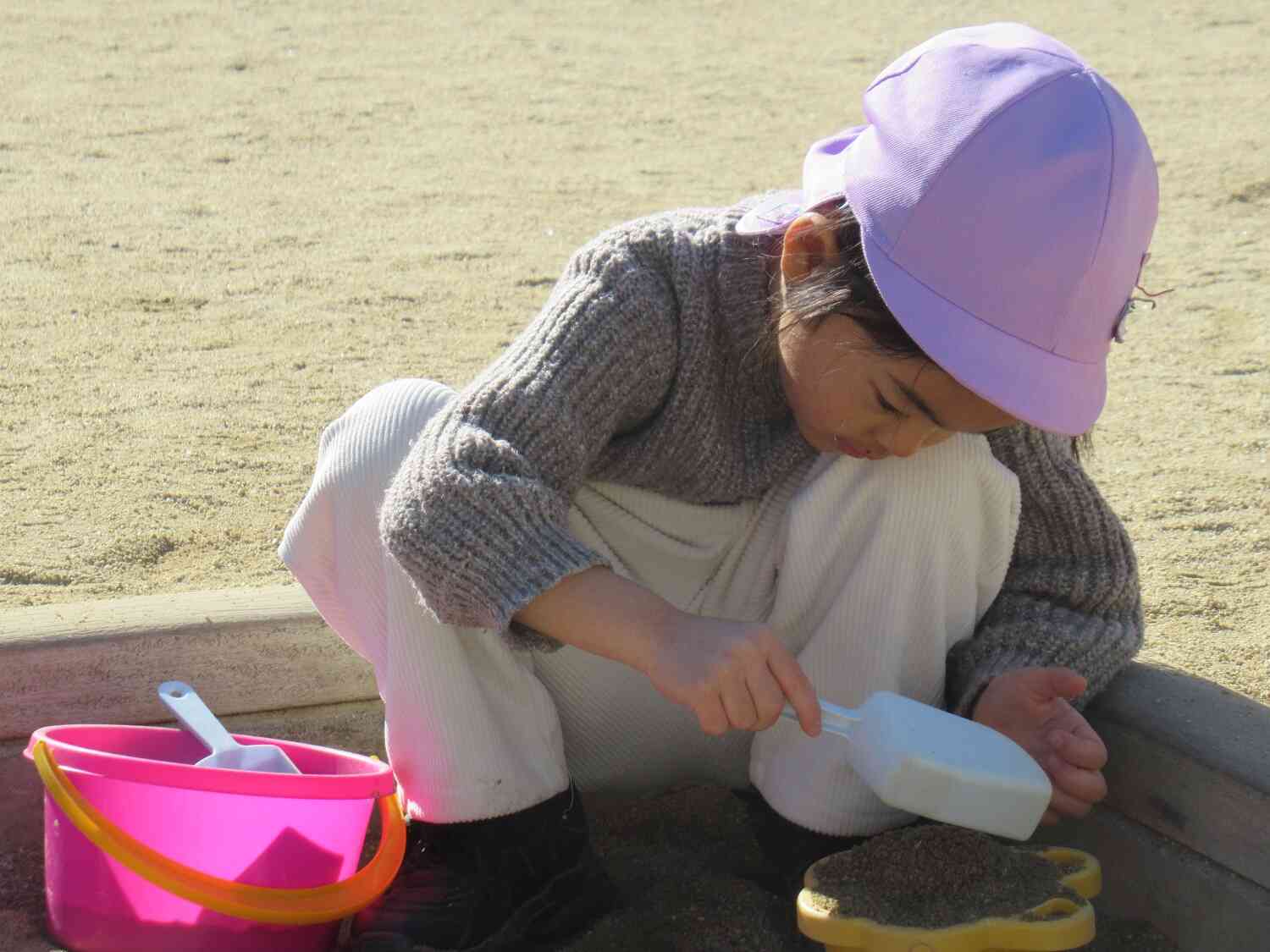 園庭で元気いっぱい遊んでいます！