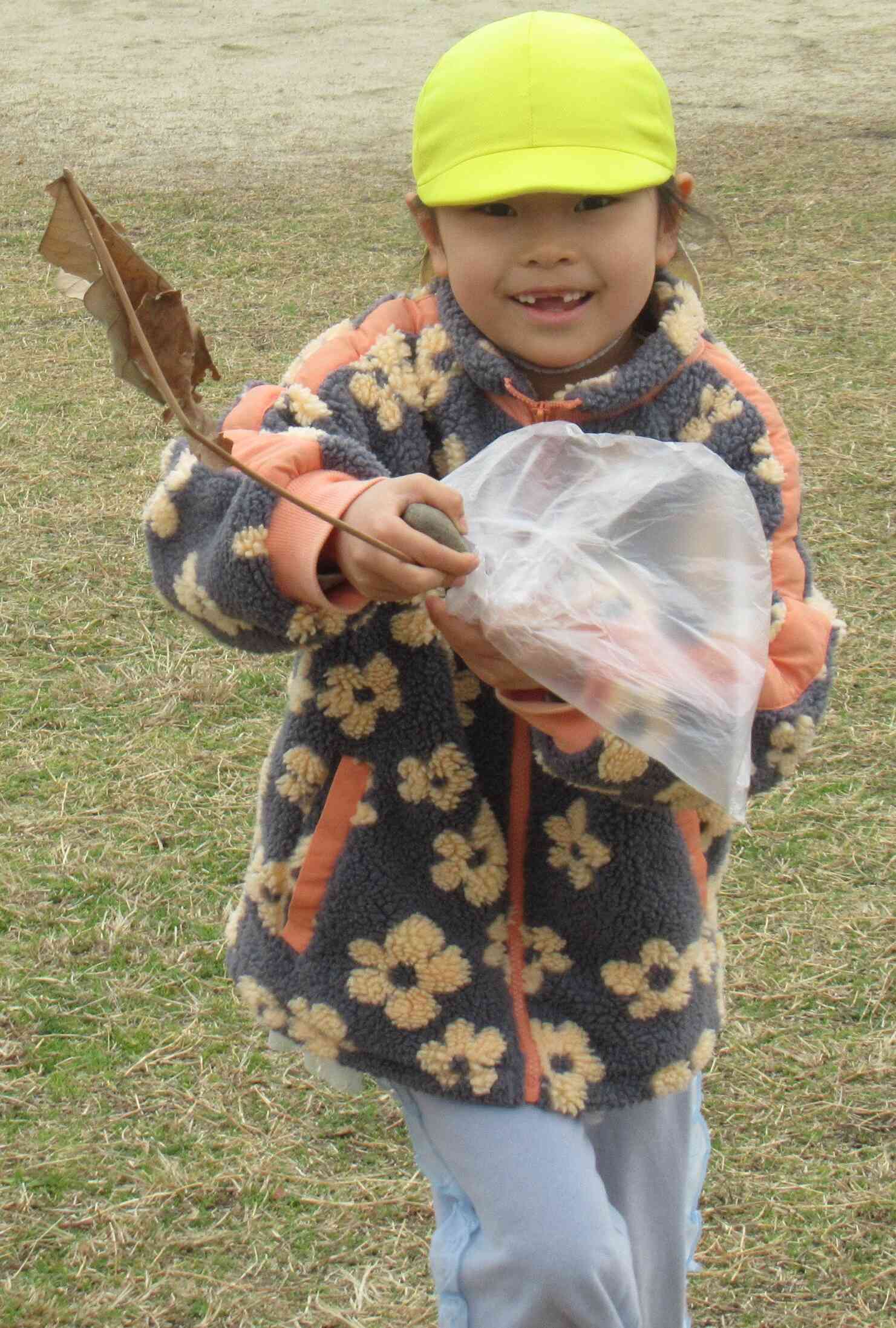 大きな葉っぱ見つけたんだ！