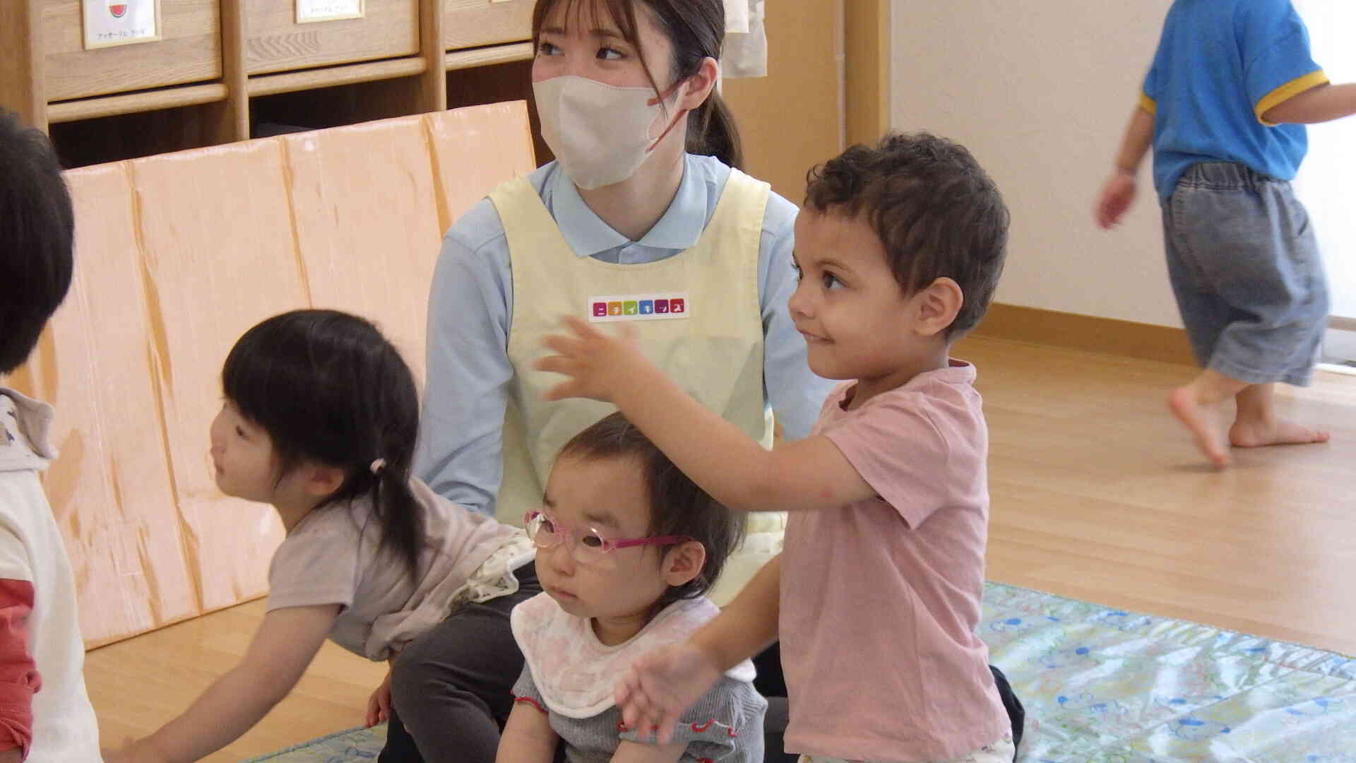 ０．１．２歳児さんは、まねっこダンスで、いろんな動きを体験！