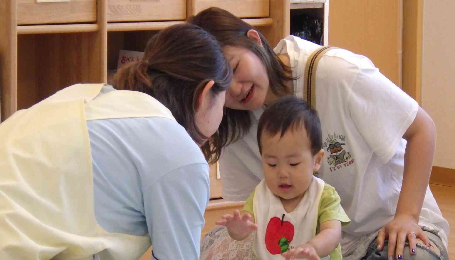 お父さん、お母さんと一緒にリズム遊び