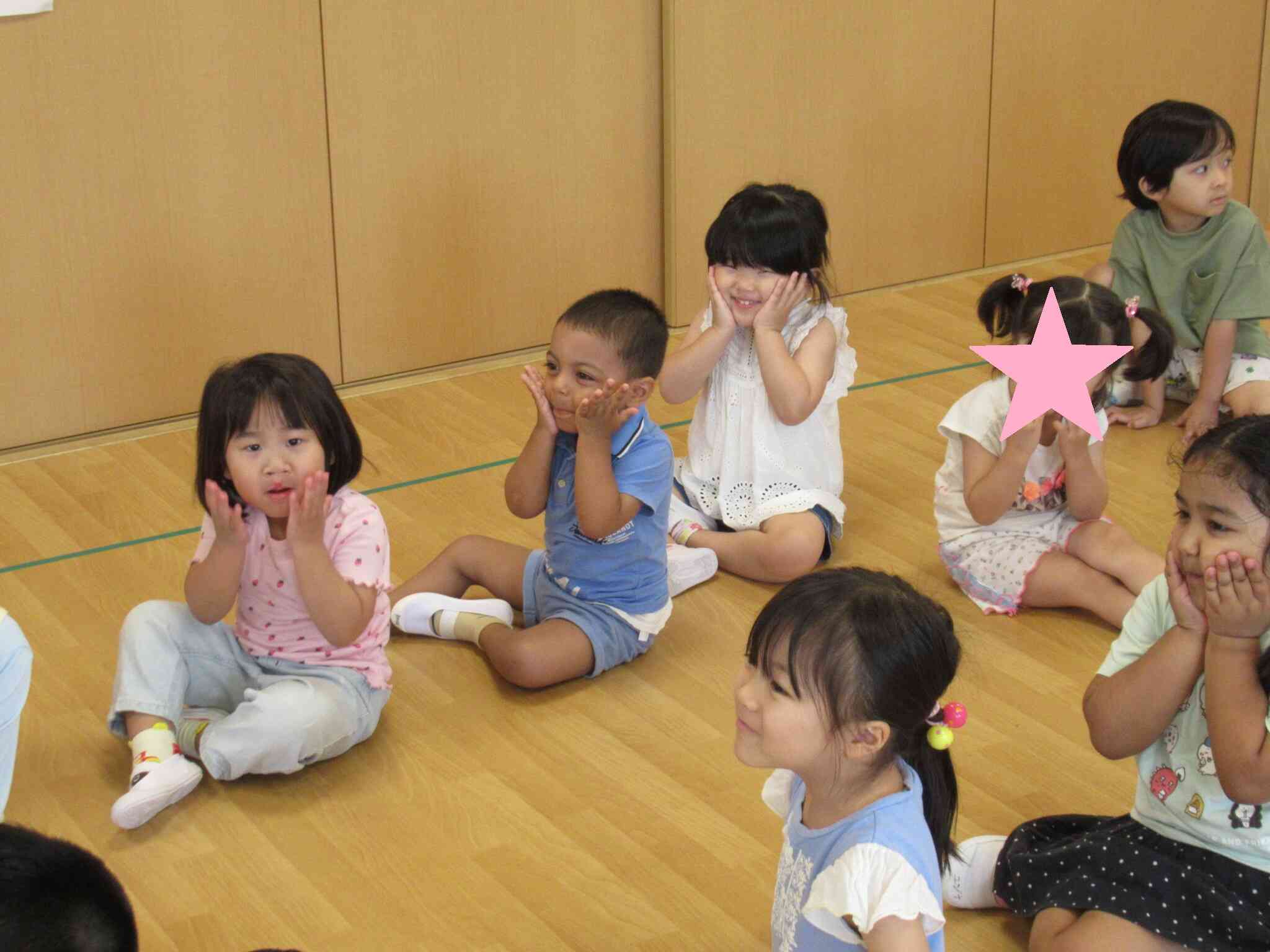 みんなで手遊び、面白いね！