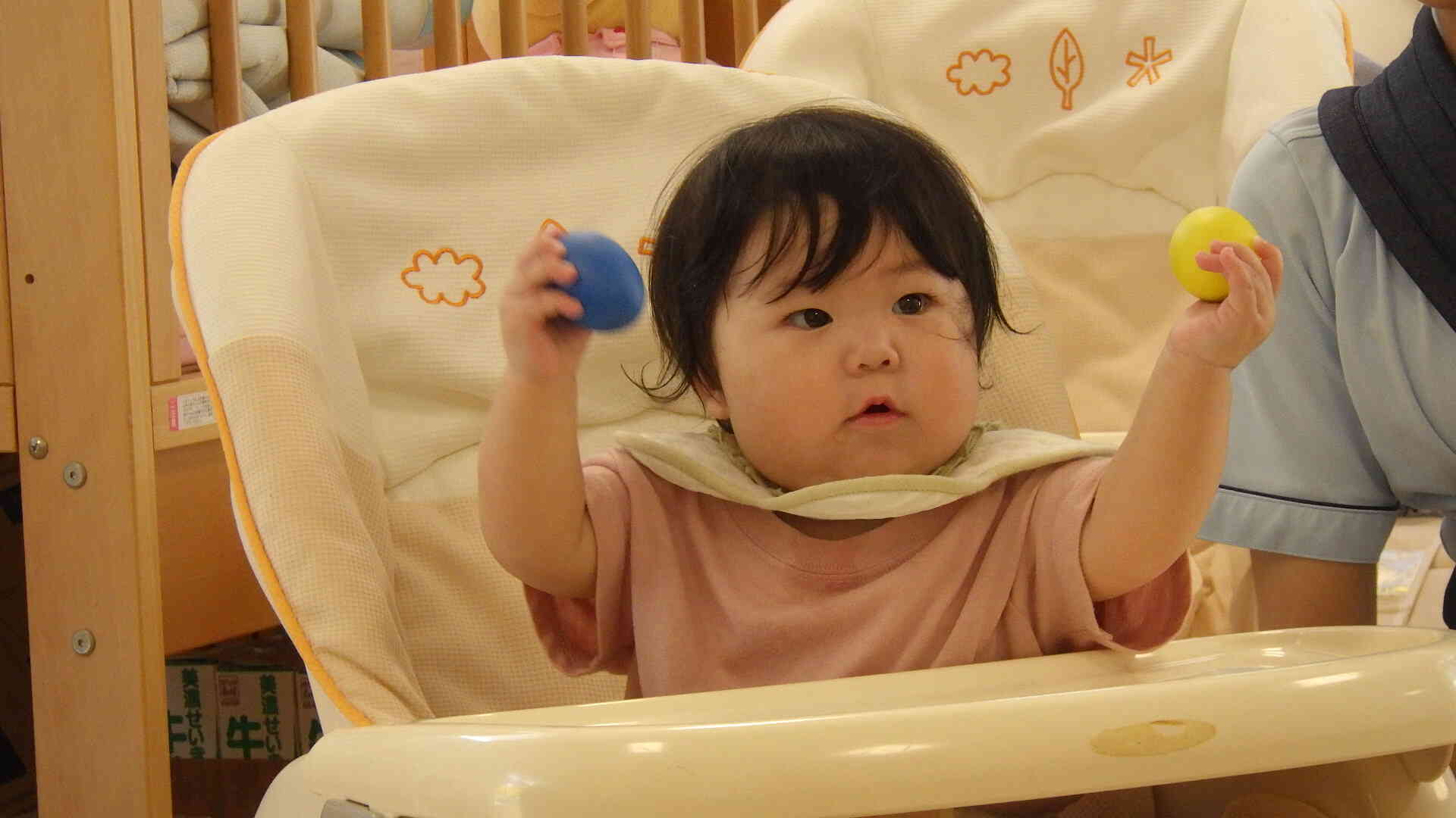 シャカシャカ なんか聞こえる!「みてみて~」の声が聞こえるようです。