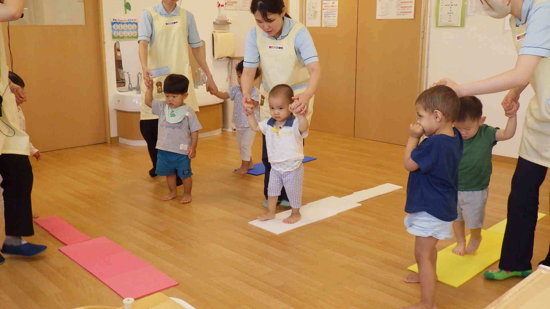 赤い道、白い道、黄色い道をテクテクテク・・・、音楽と一緒に歩くの面白い！
