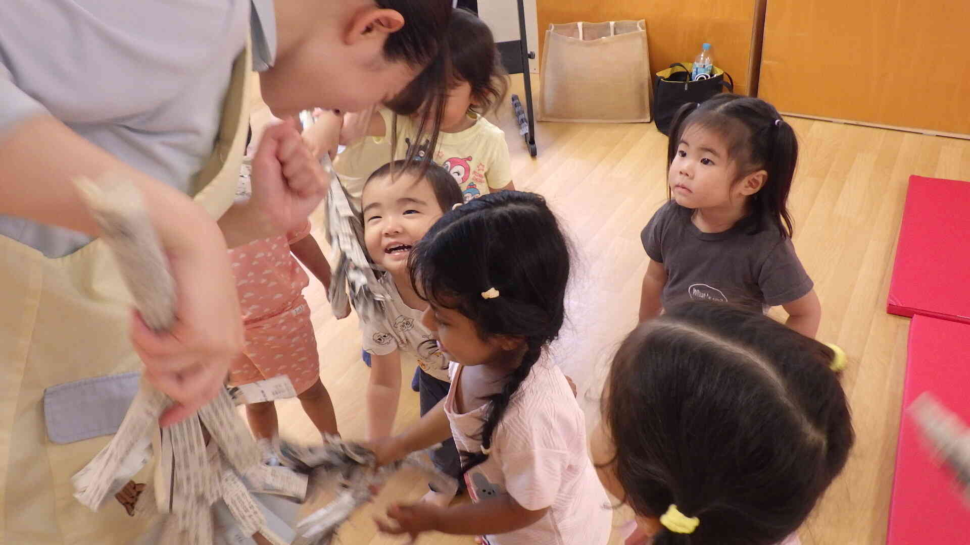 ２歳児うさぎぐみ　 おそうじシュッシュッシュッ　おそうじもリズムでのりのりタイム！