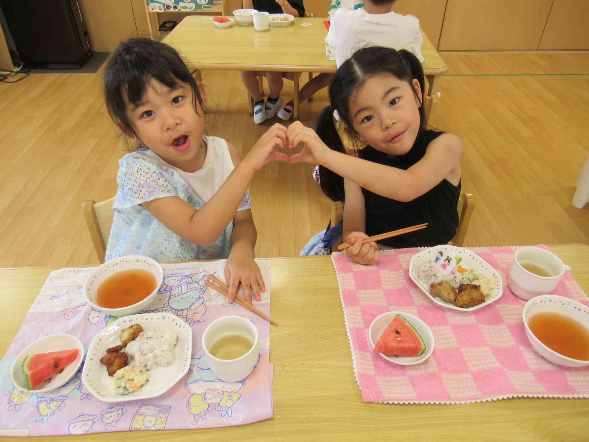 お給食に七夕さまのプレートまでついて、おこさまランチみたいでとっても美味しかったです。お給食の先生、ありがとう!