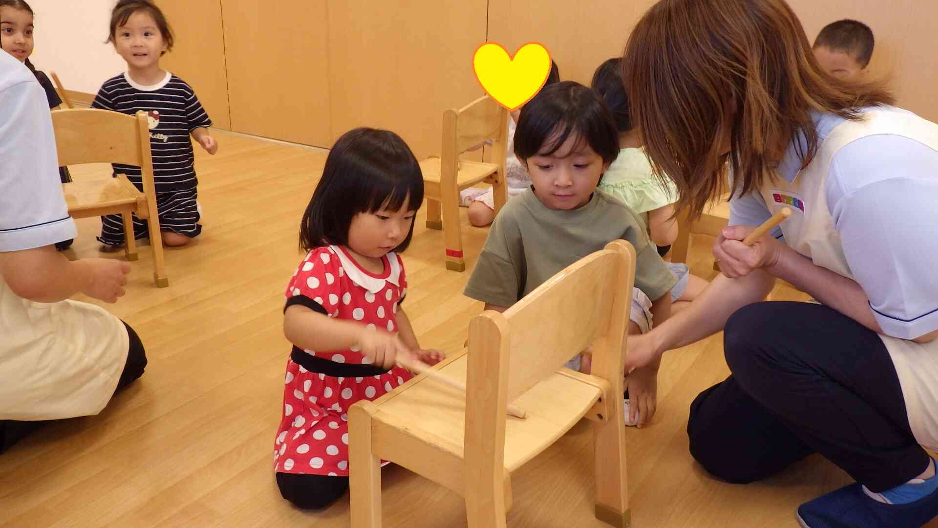 ステック遊び「イスはどんな音がするのかな？」トントントントン！