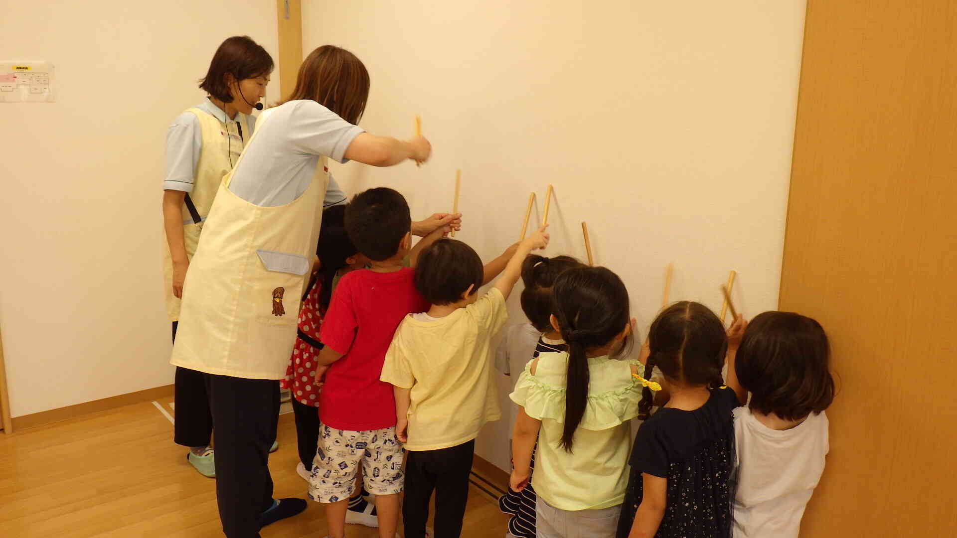 この壁は、「なんか強くてかっこいい音がする！」「みんなでさんはいっ」トントントン「おおおおー」