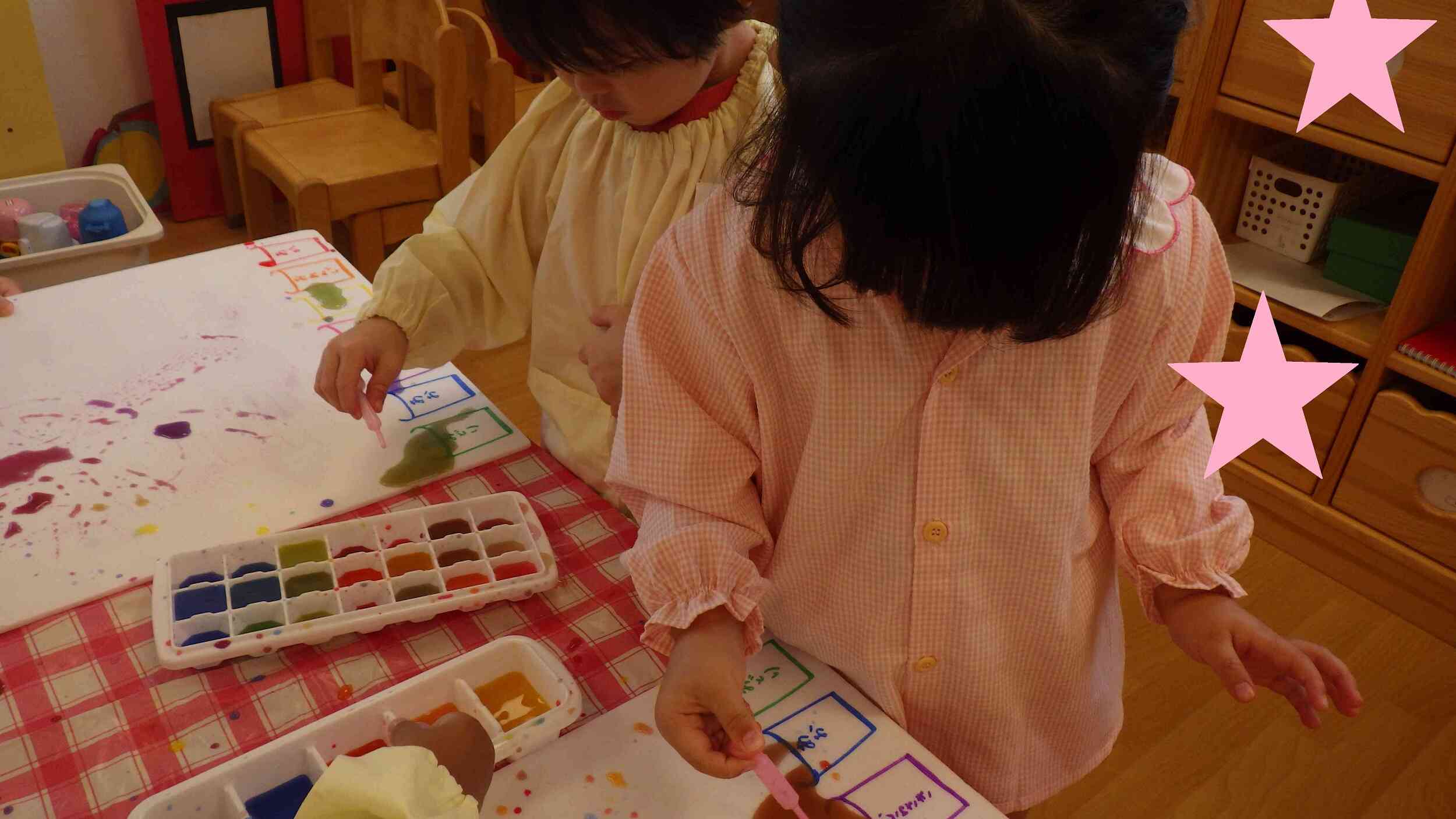 お話をしていたお部屋が、遊びが始まるとシーン…!驚くほどの集中力で色水遊びに没頭していました。
