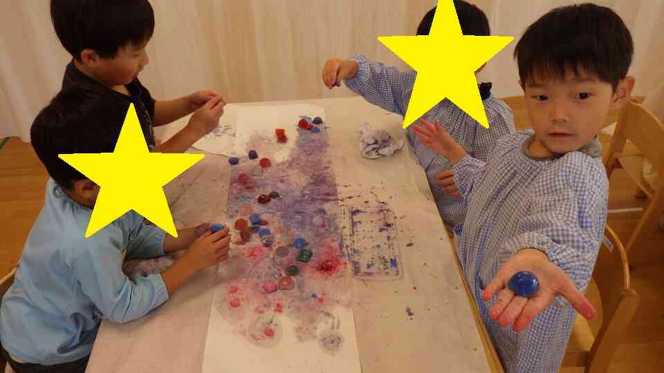 色水から氷へ！きらきら広がる遊びの世界（