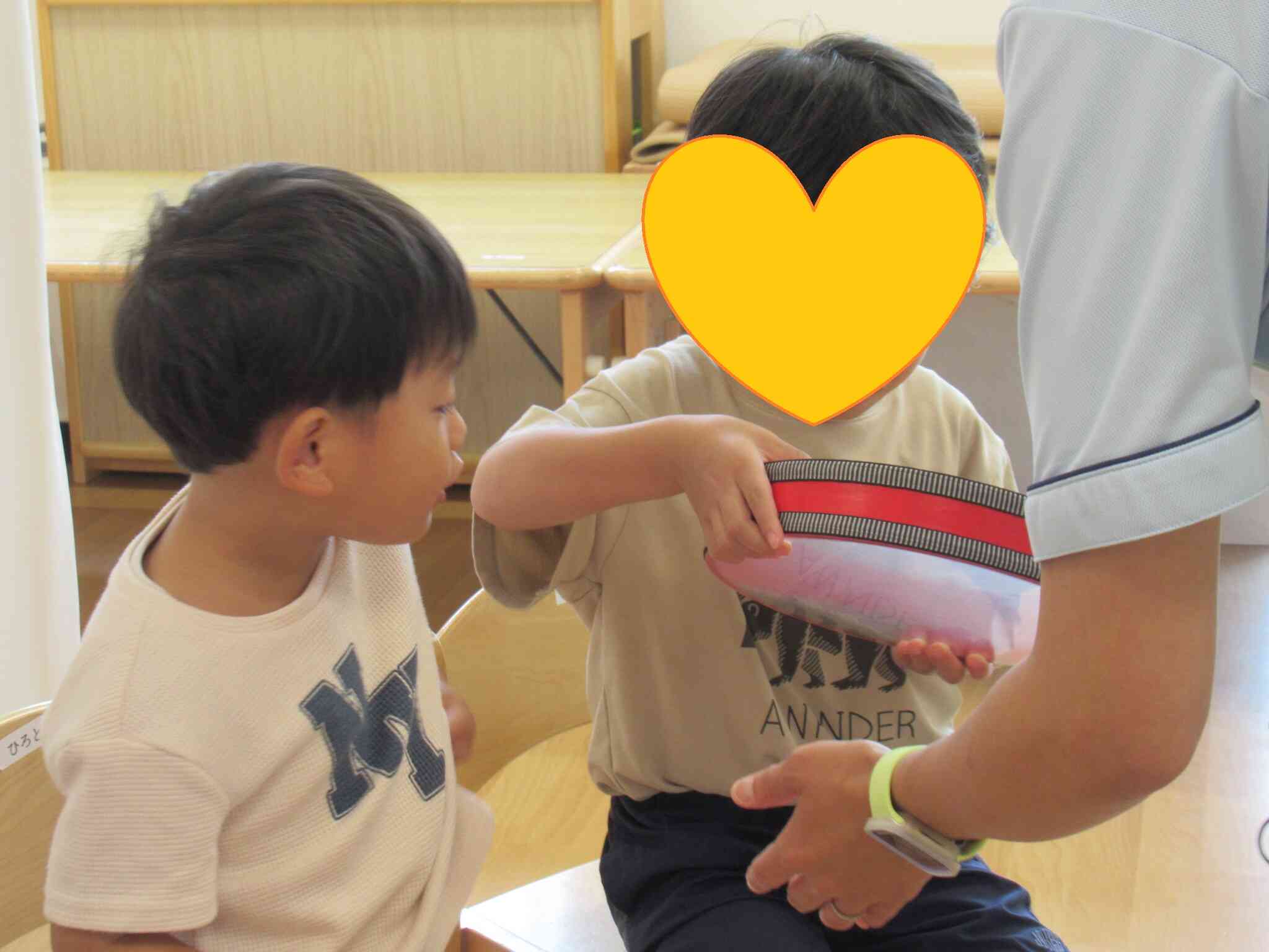 【オーシャンドラム】どんな音がするの？　中に何が入っているの？と確かめる子どもたち　海の歌に合わせて・・・