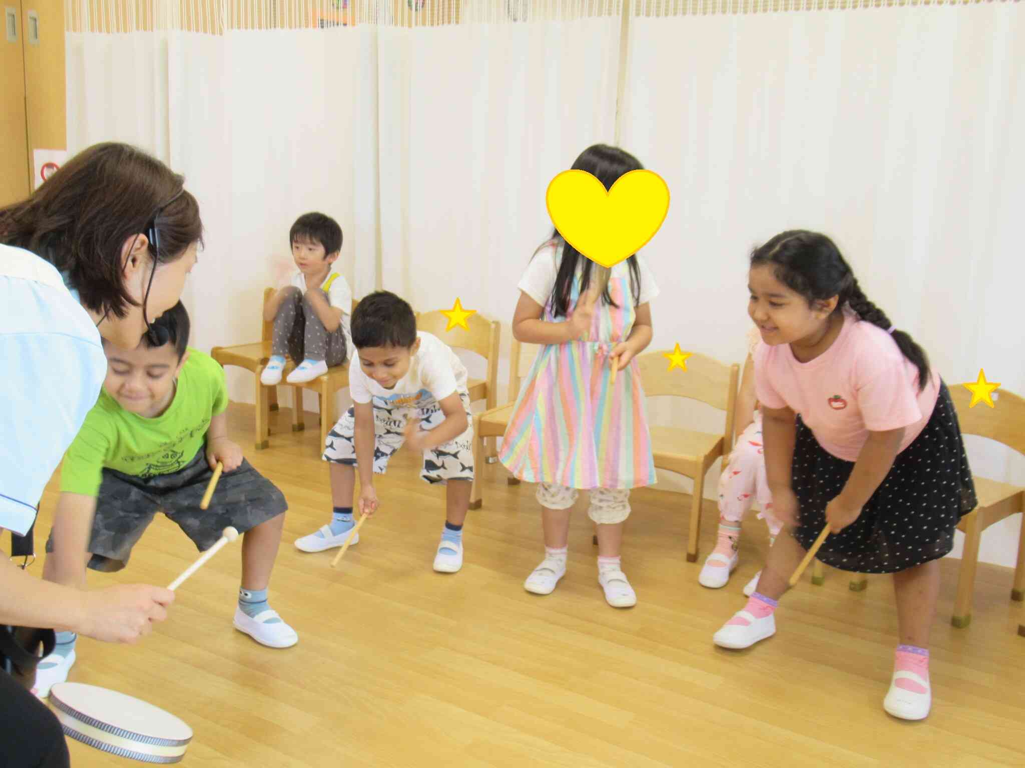 ステック遊び　大工さん「釘打ち　のこぎり　木を運ぶ」