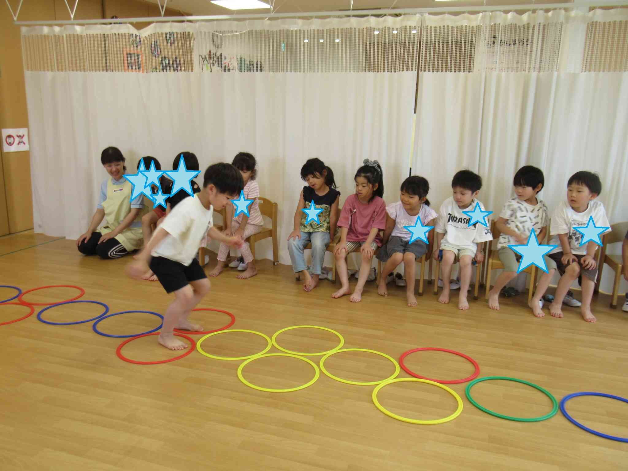 ケンケンパ！1　2　3　ピアノの音に合わせて、リズミカルに