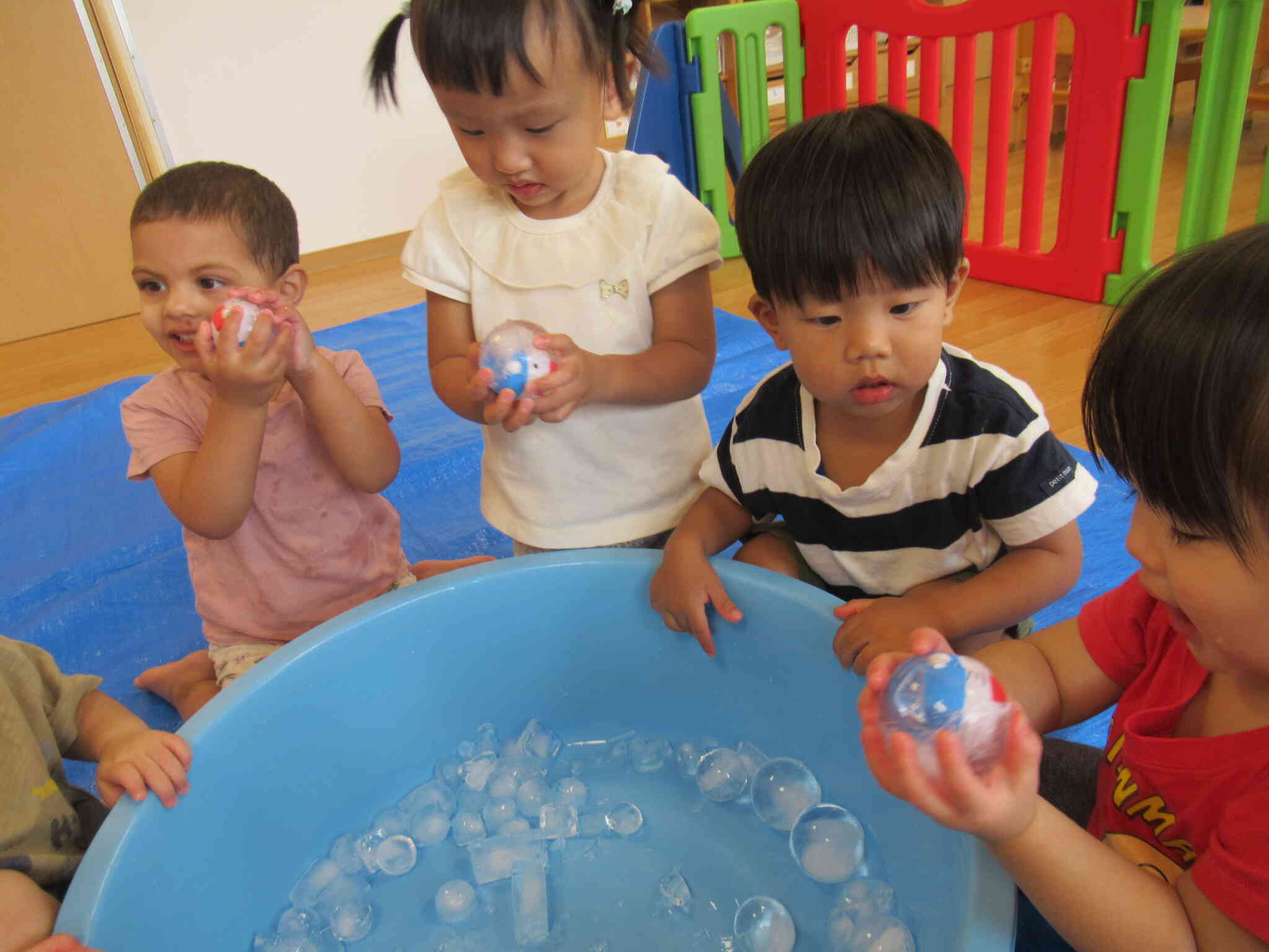「冷たくて気持ちいいな！」「見て見て！氷の中に何か入っているよ！」
