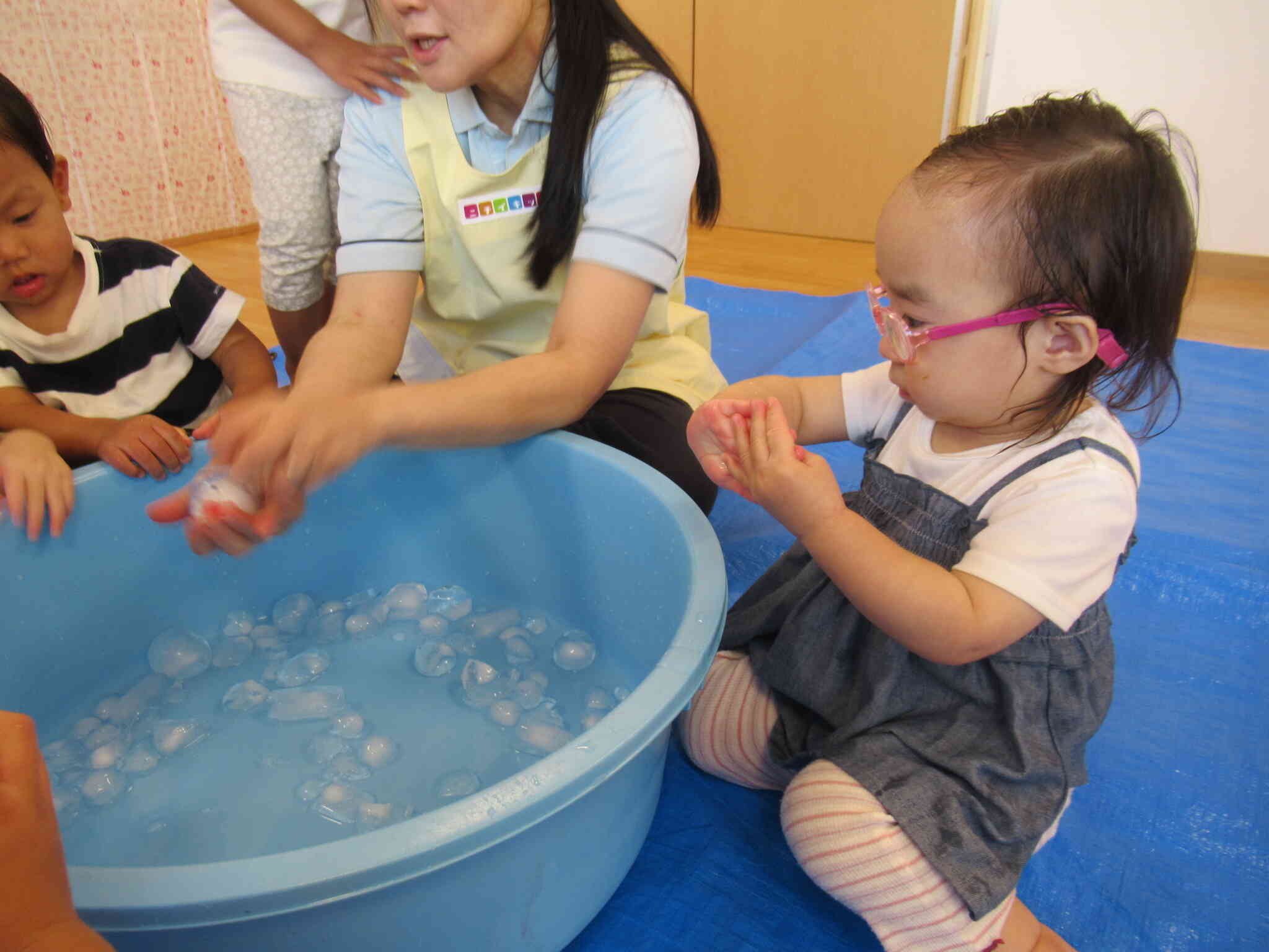 氷を髪の毛や頬に当て、“ひんやり～”と涼んでいる可愛い姿も見られました！