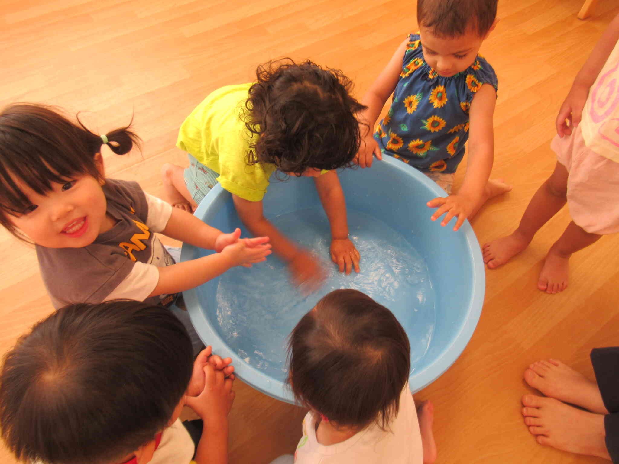「氷がお水になったよ！」「お水も冷たくて気持ちいいな！」