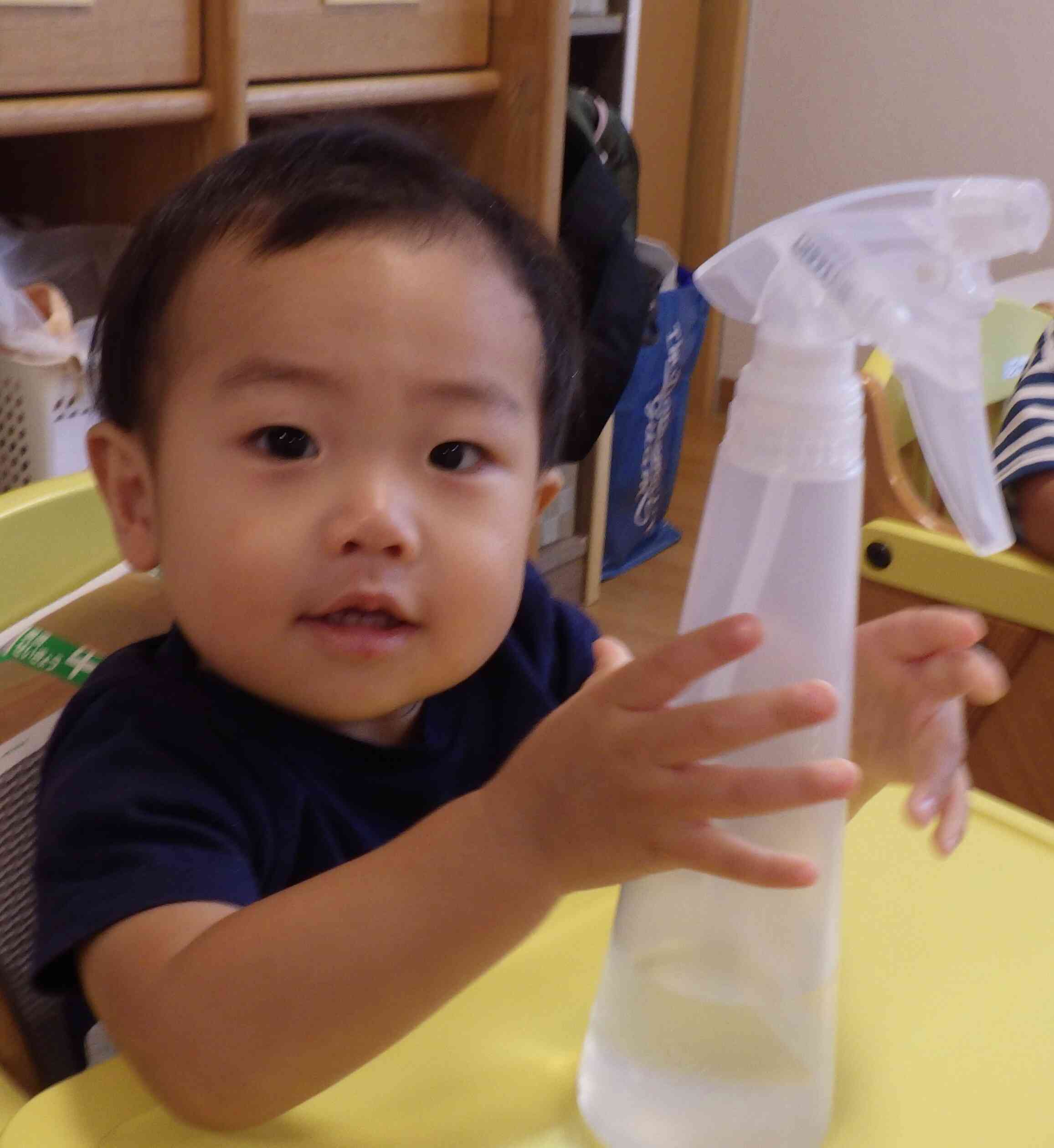 初めて触る霧吹きボトルに興味津々。水しぶきが顔にかかっても、へっちゃらでカメラに向かってにっこり笑顔です。