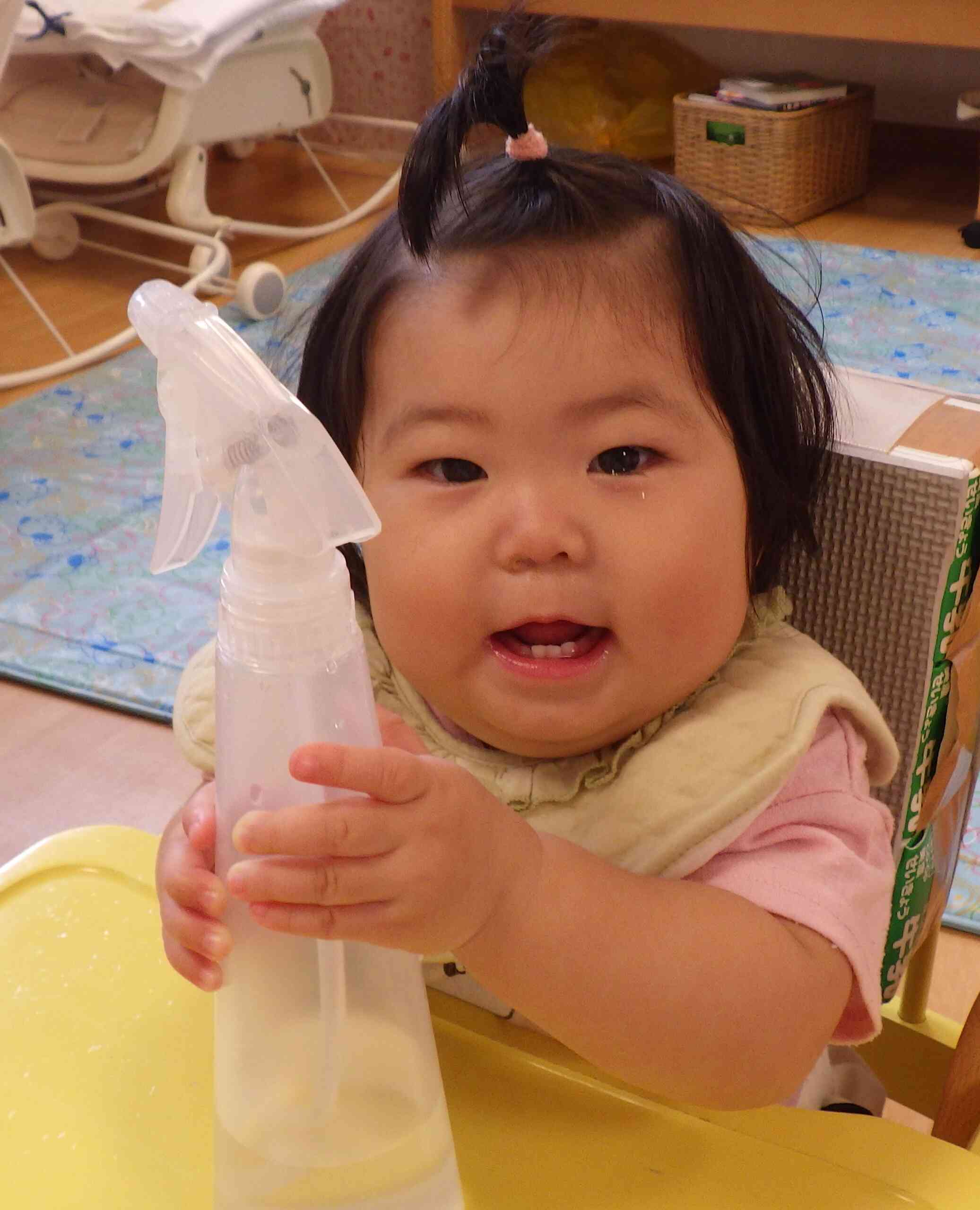 声を出してにっこり大喜び！ボトルをパチパチ叩きながら、おめめを輝かせていました。