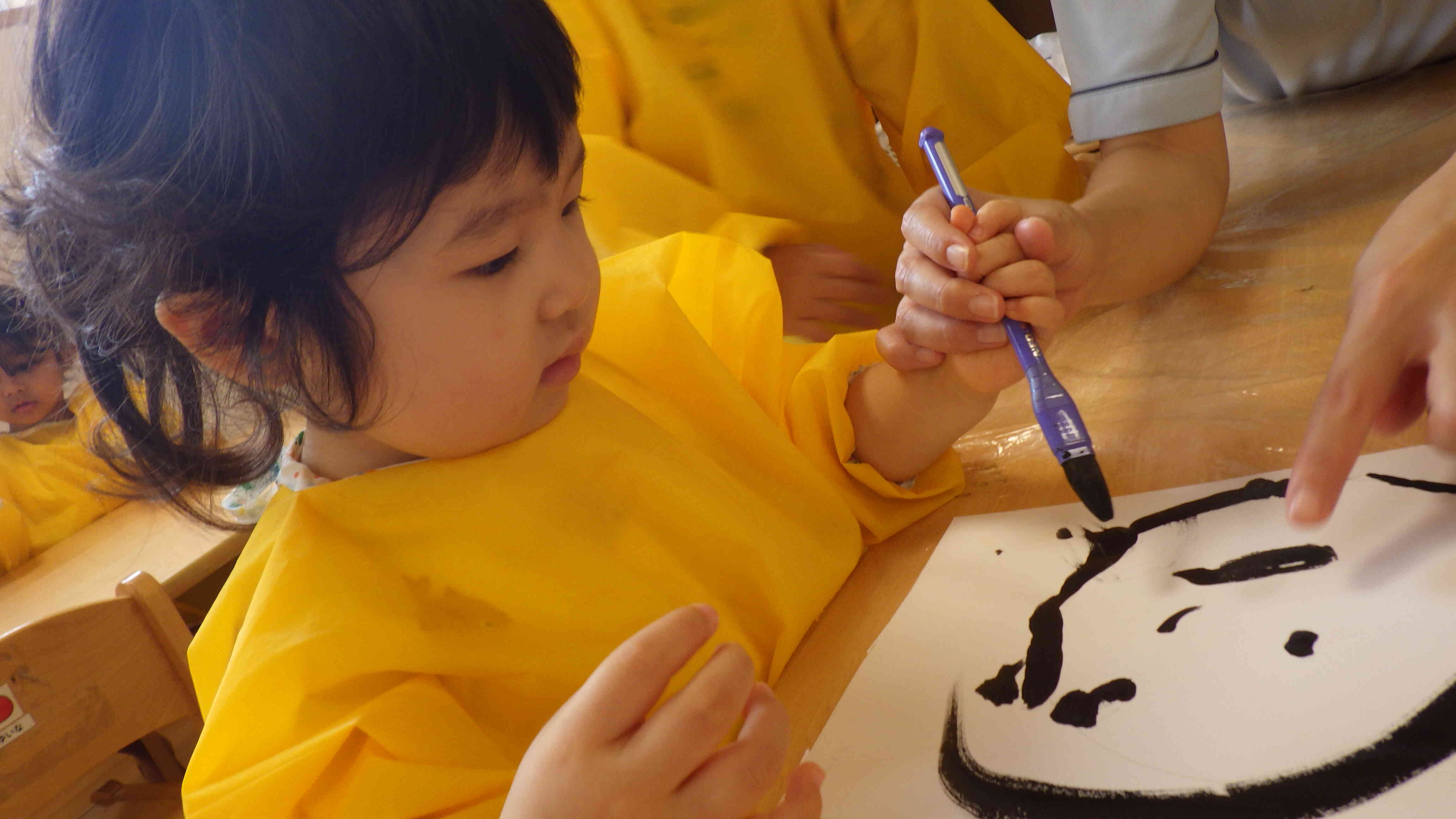 じっくり描いて、シュっと吹きかけて、スヤスヤ夢の中へ....～2歳児うさぎ組の秋の日常～