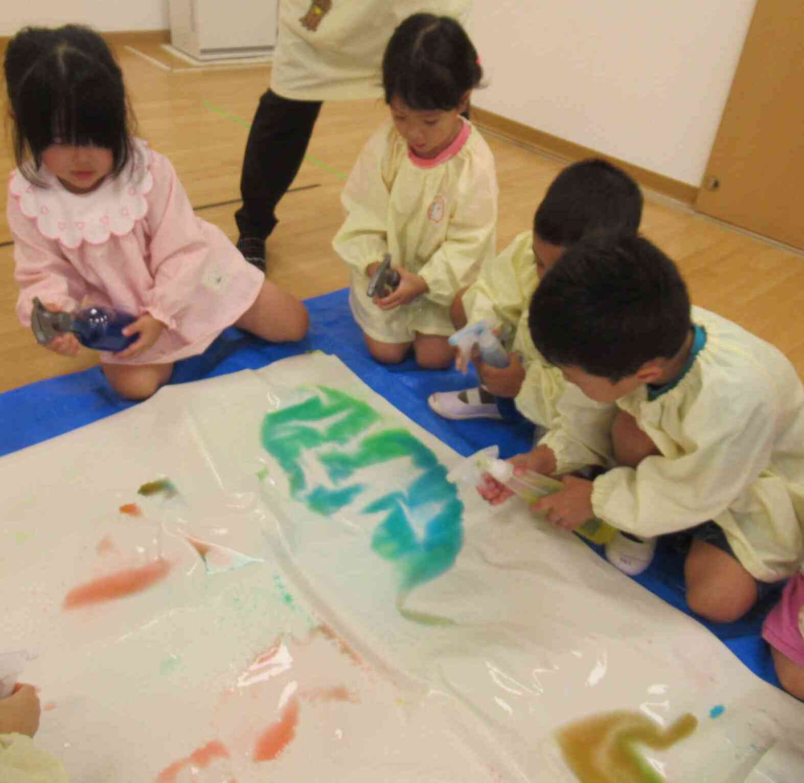 「色が変わっていくね~!」と、色の変化をじっと見つめる子どもたち。
