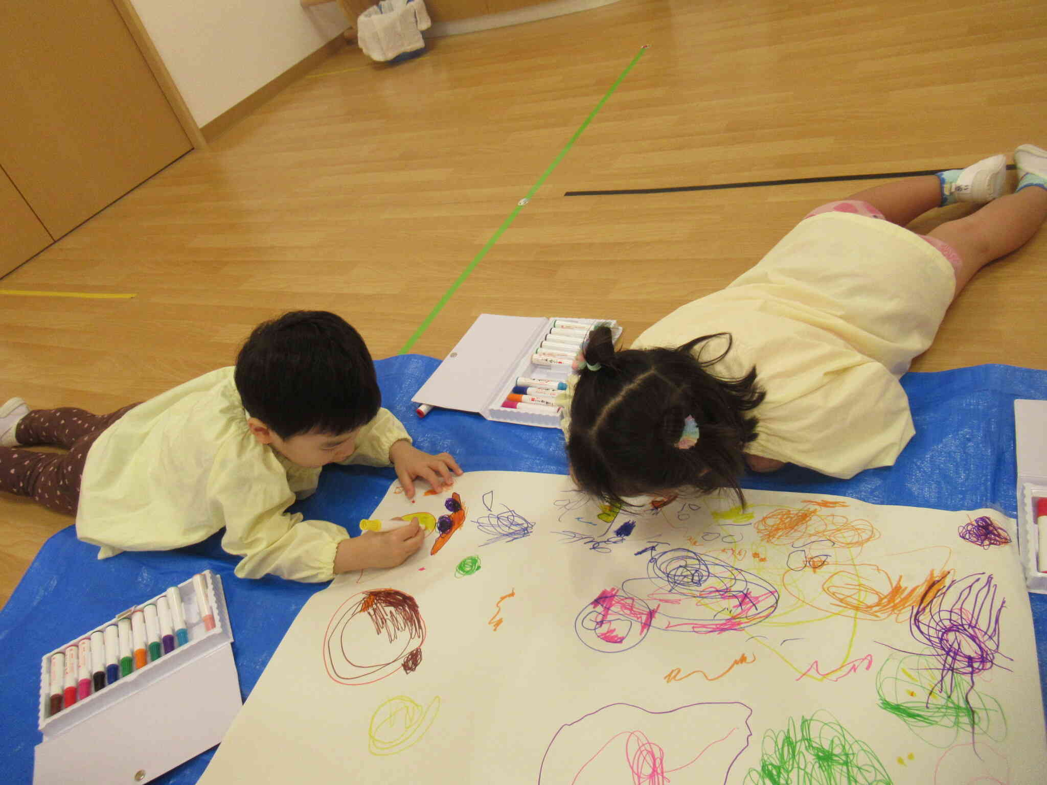 「お絵描き楽しいな！」と、夢中になって紙いっぱいに表現していました。