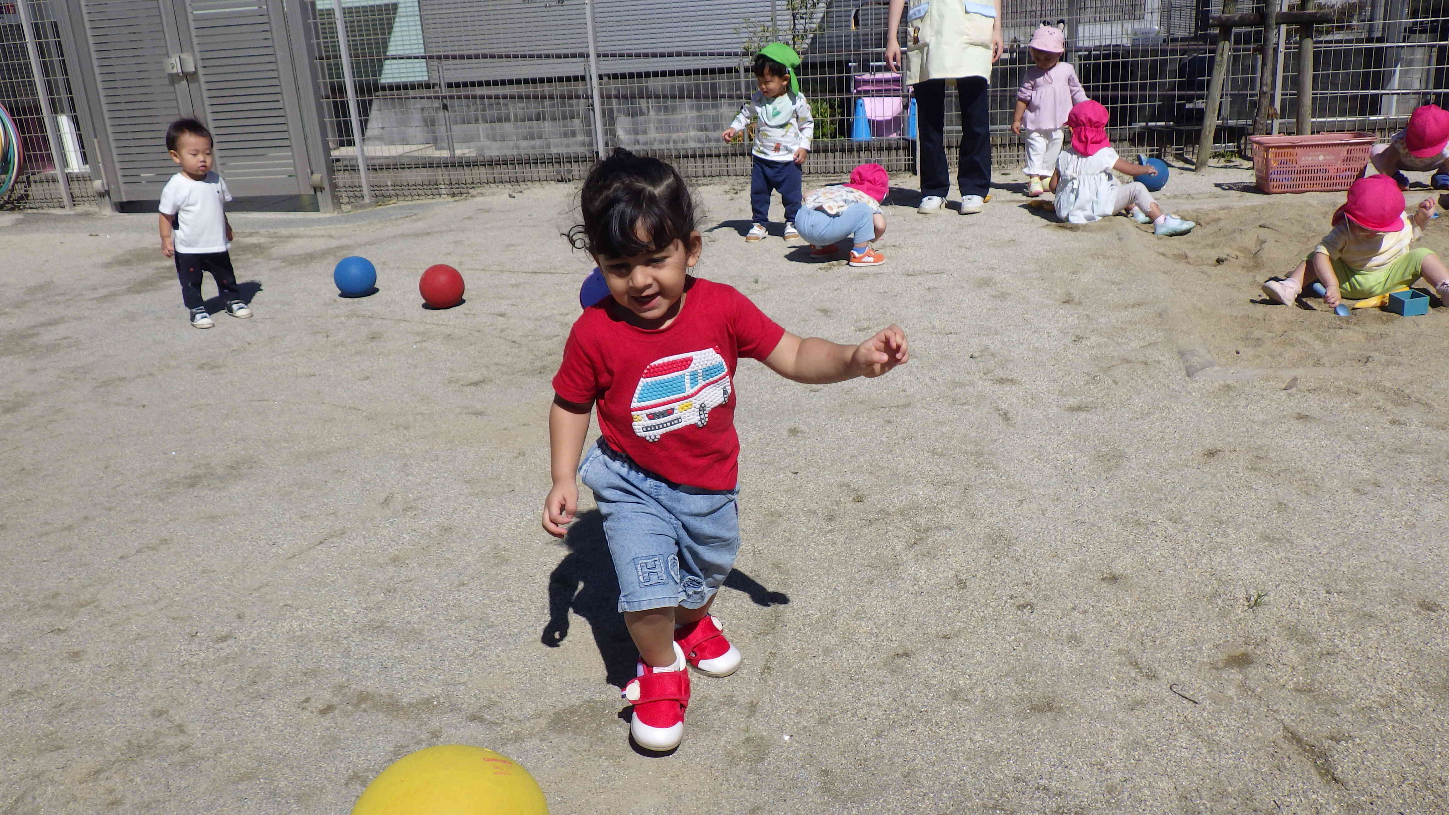 園庭遊びを楽しんでいます！