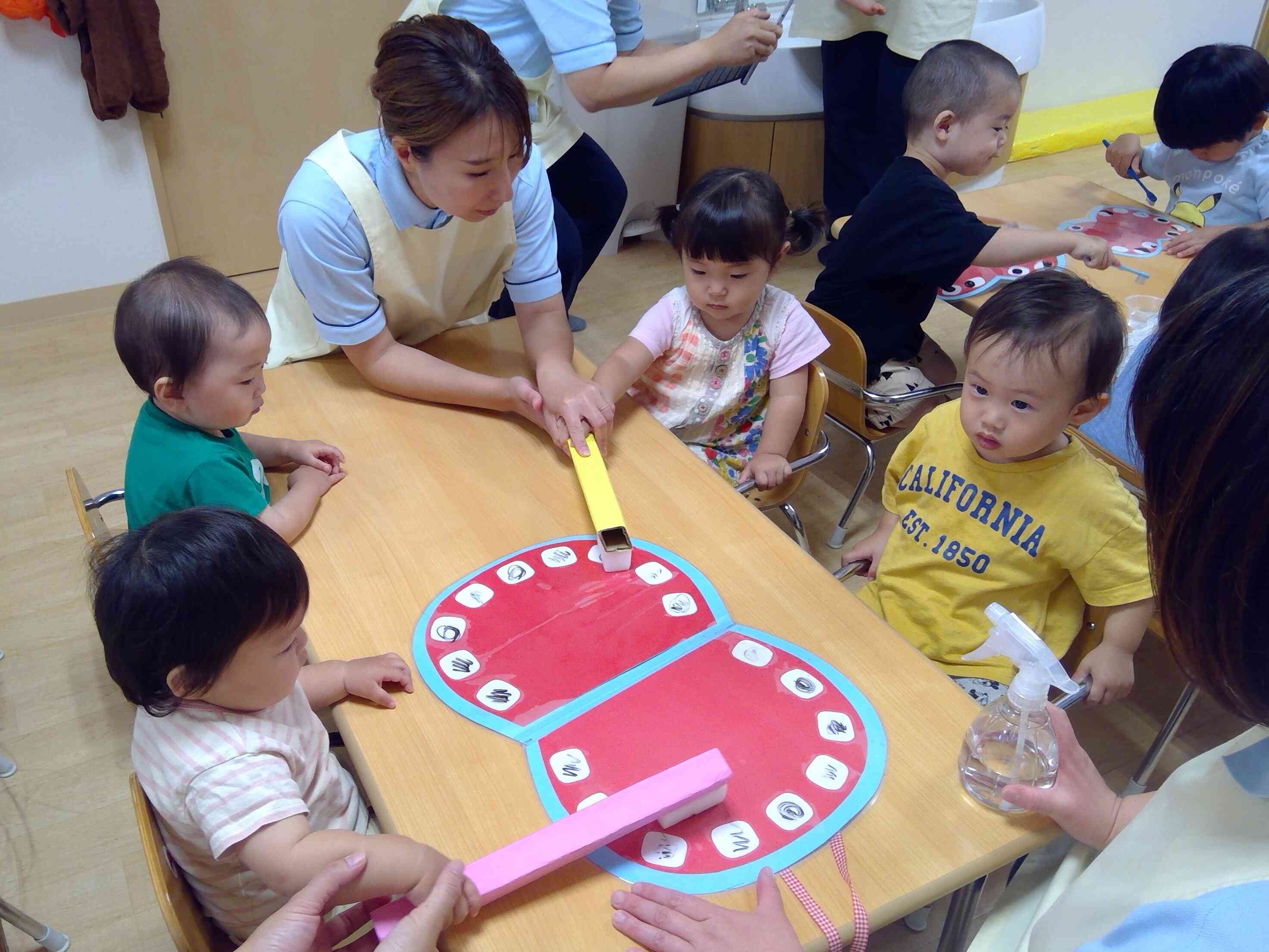 大きな歯ブラシで…