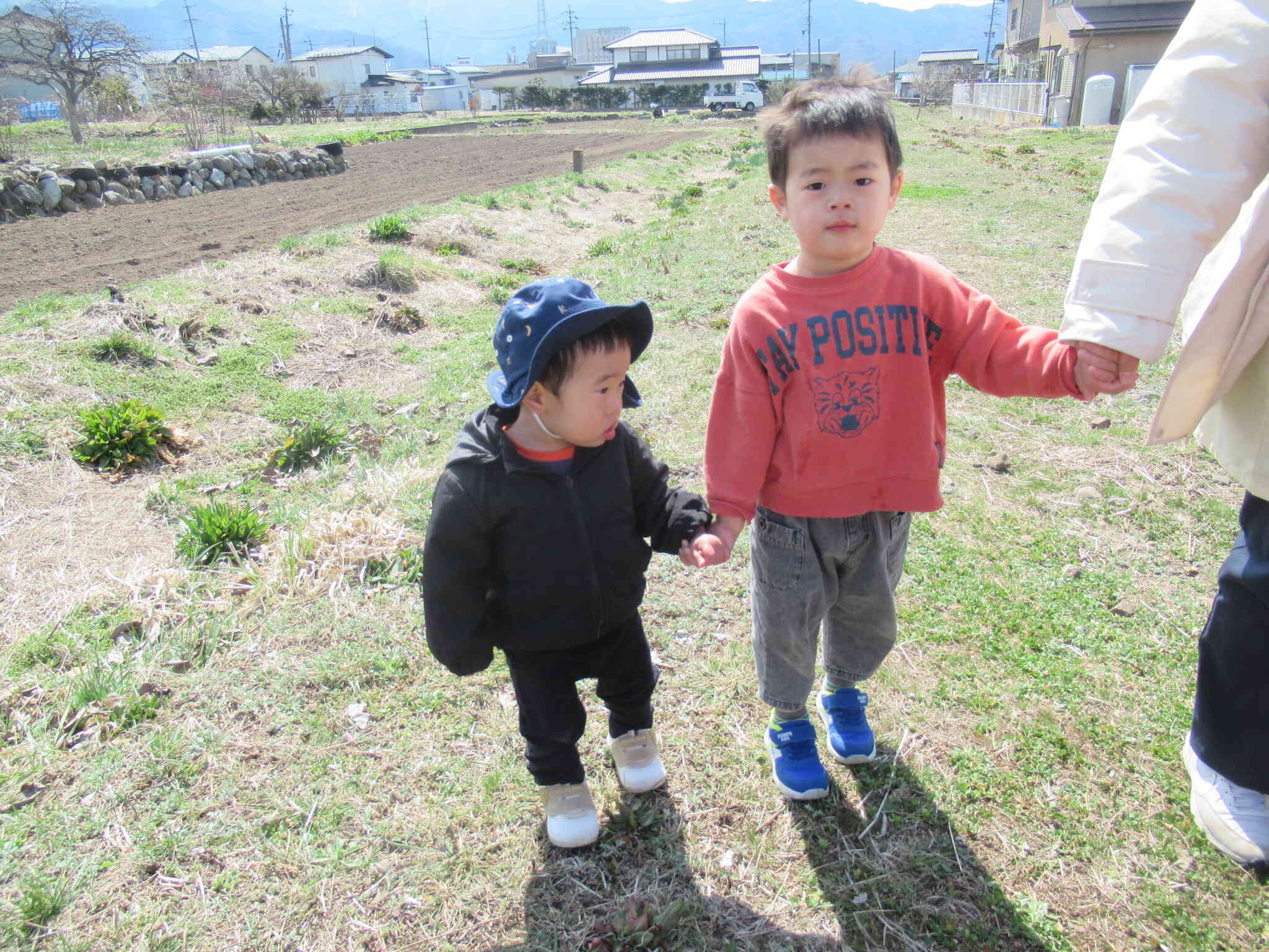 小さなお友達と手を繋いだよ！