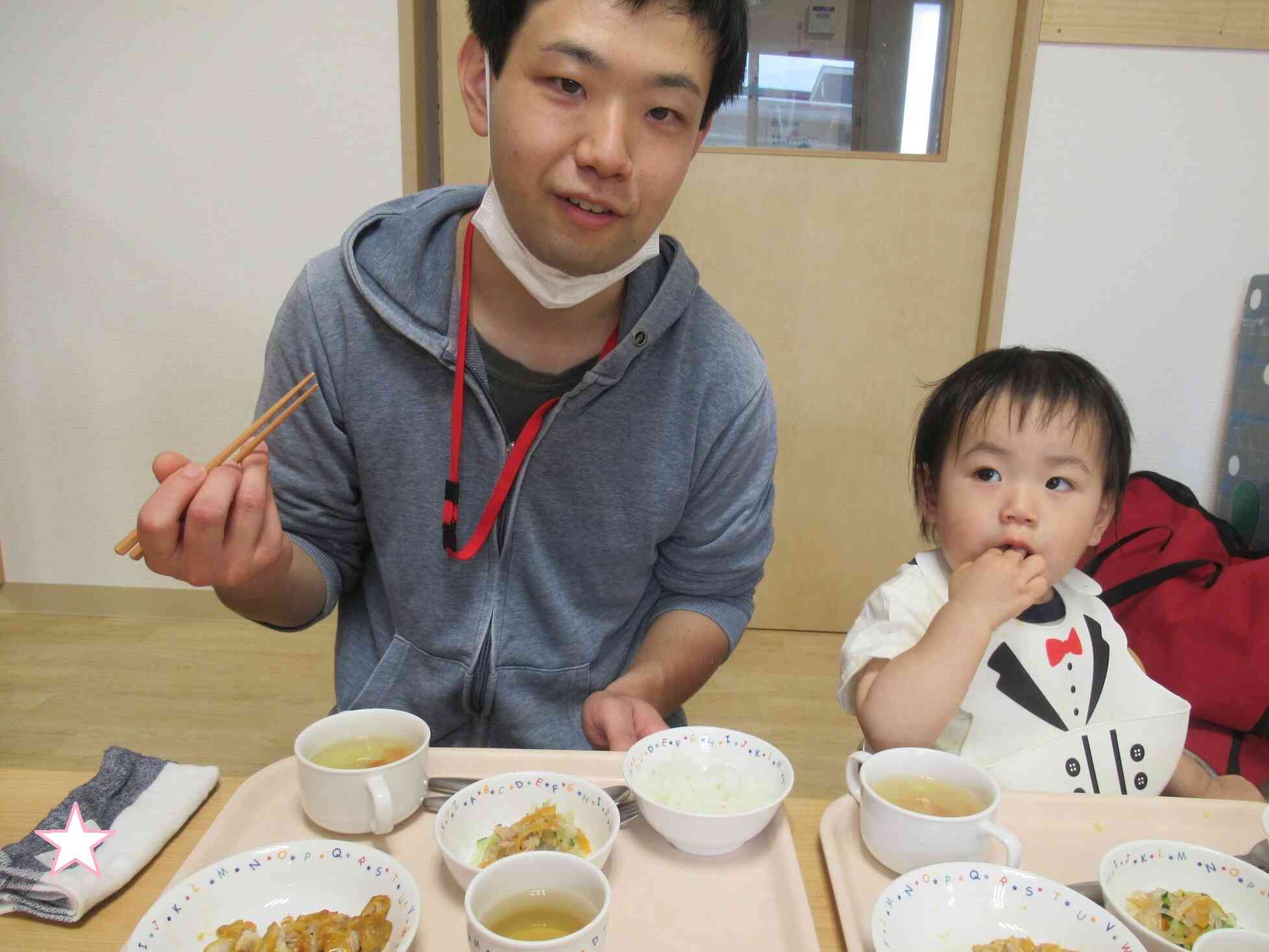 一緒に食べる給食は美味しいね♪