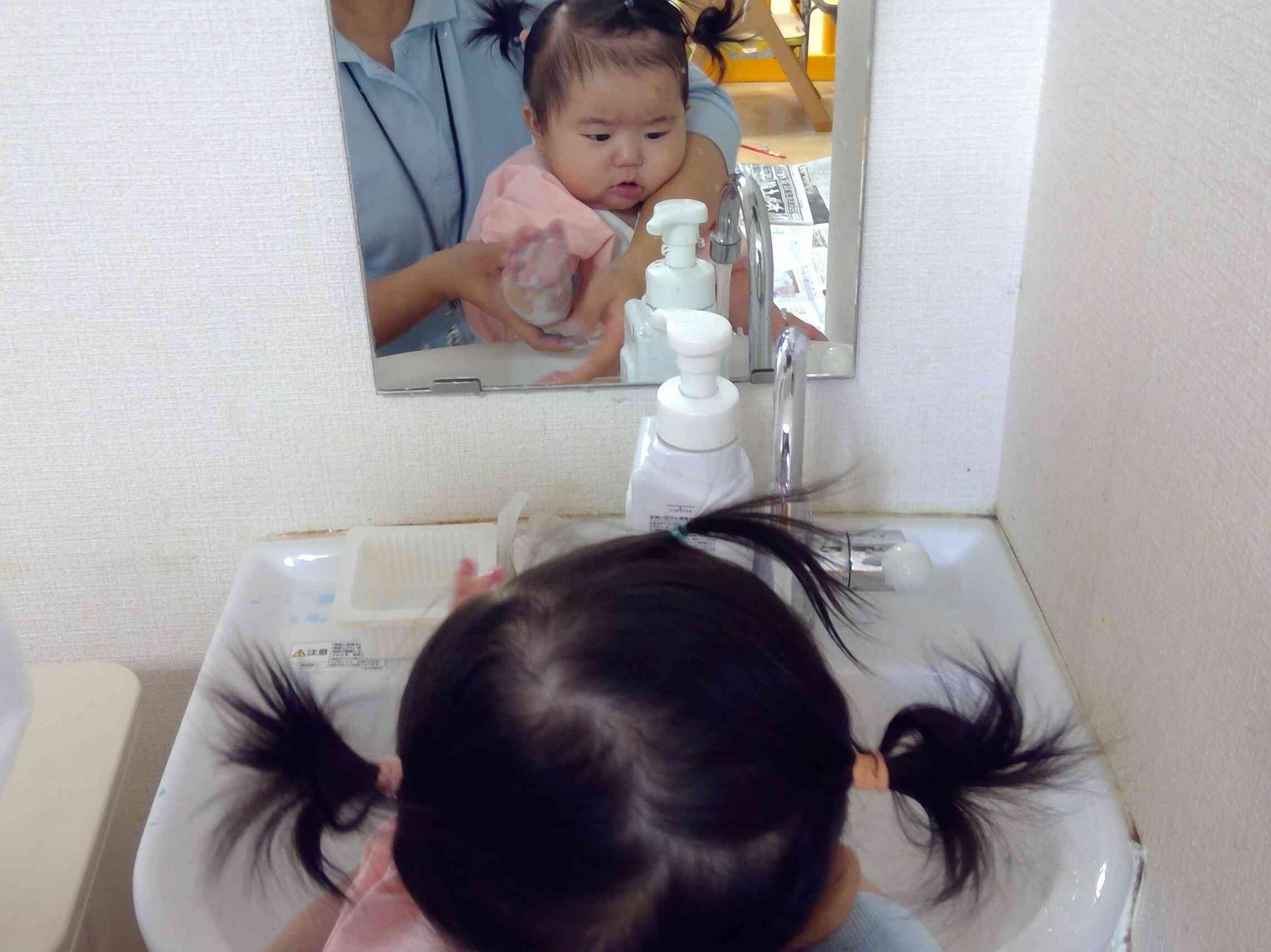 先生と一緒に手を洗おう♪