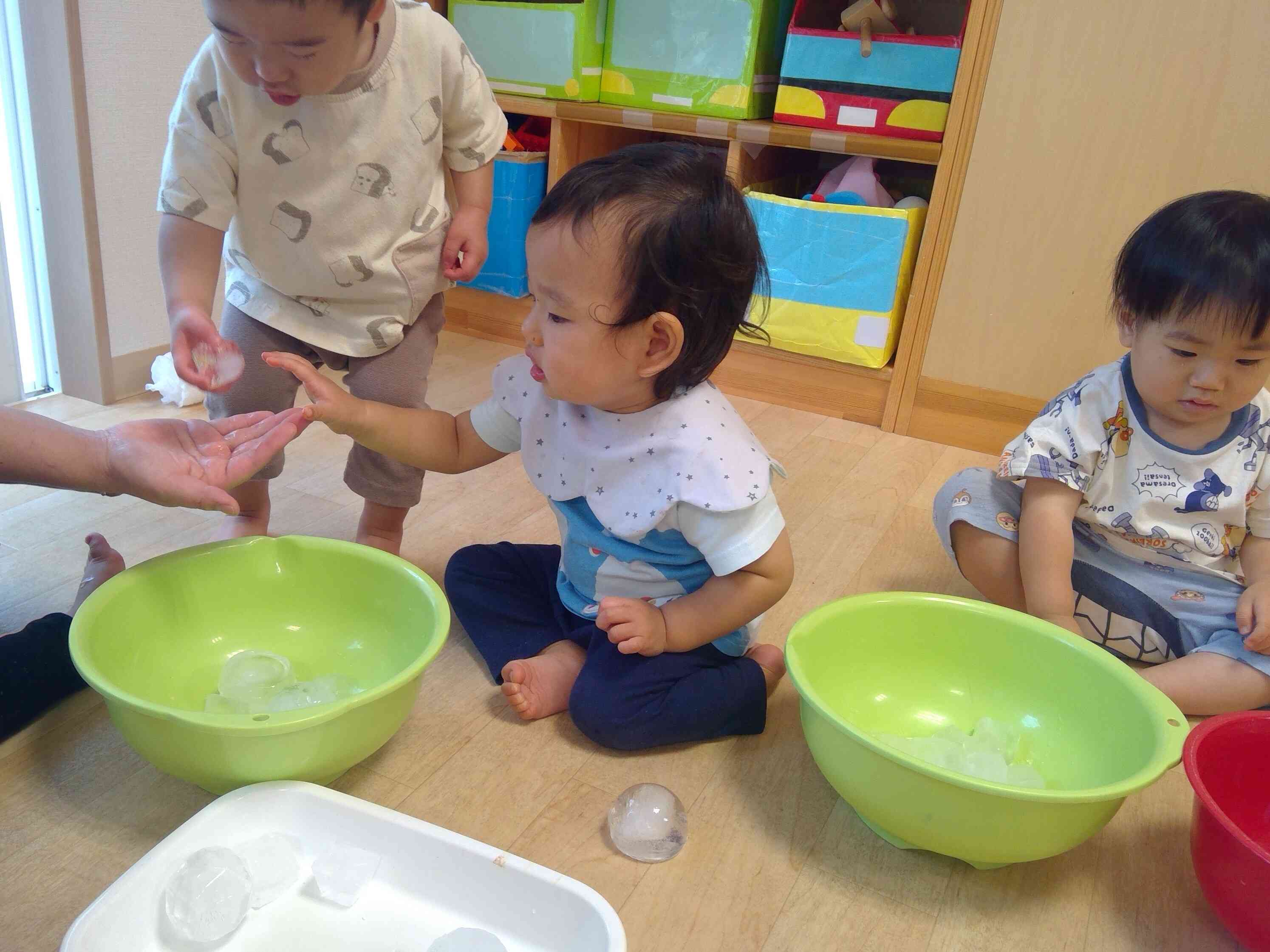 あひる組　氷遊びをしたよ♪