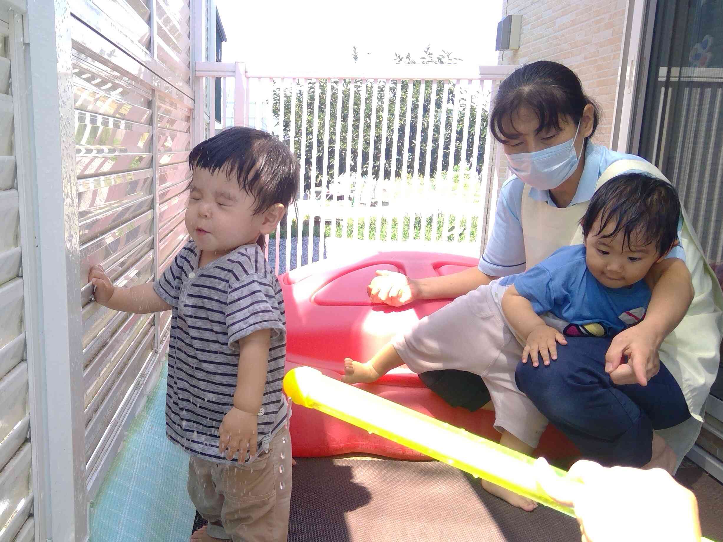 壁に当たって水が跳ね返ってくる！！