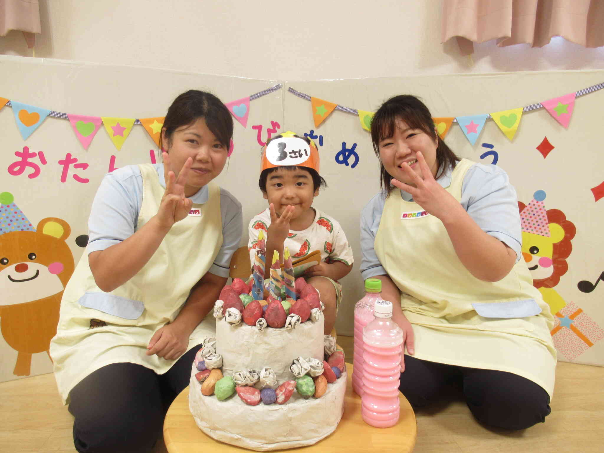 担任の先生と3歳ポーズ‼