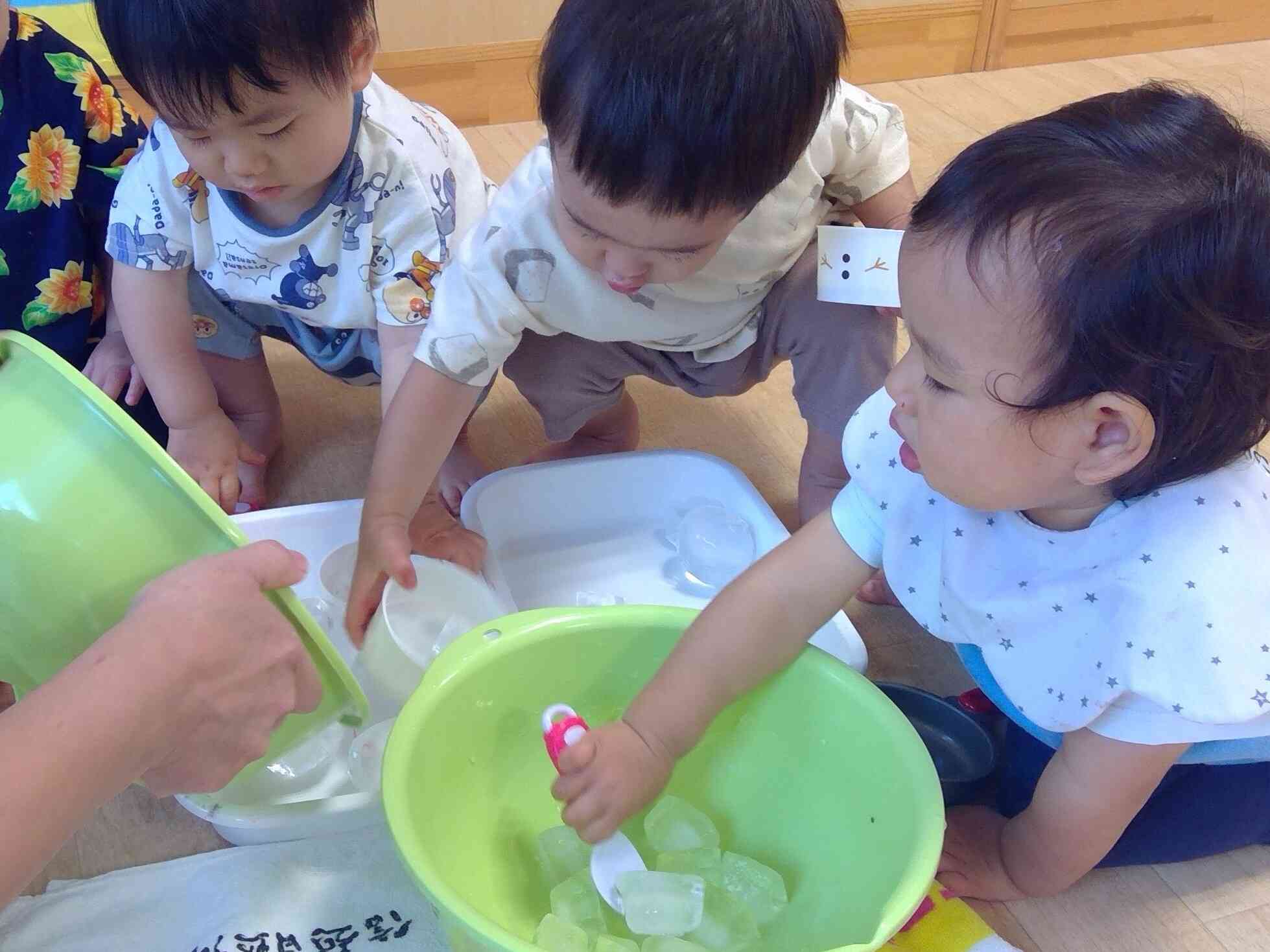 冷たーい！氷遊び♪
