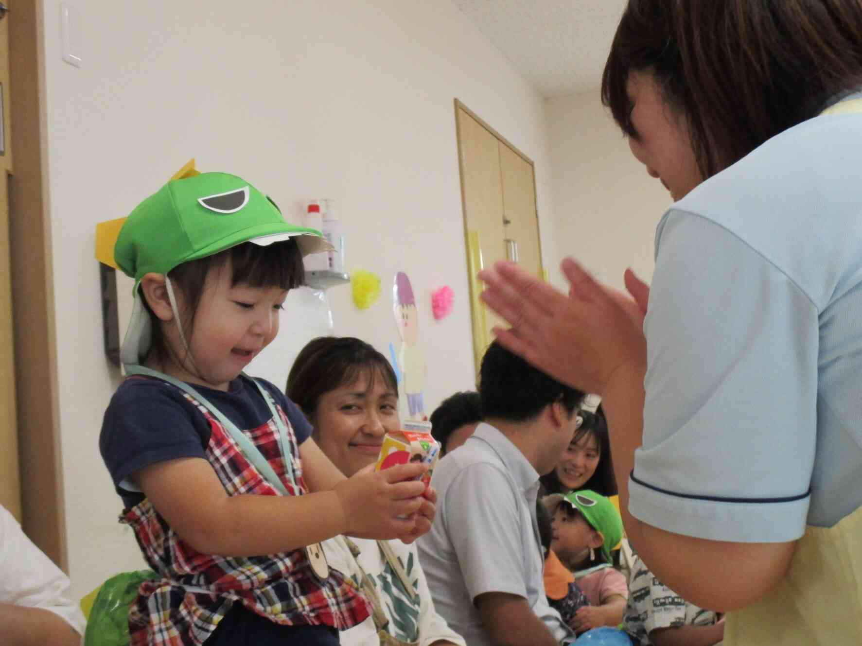 頑張ったみんなにメダルとジュースのプレゼント♪