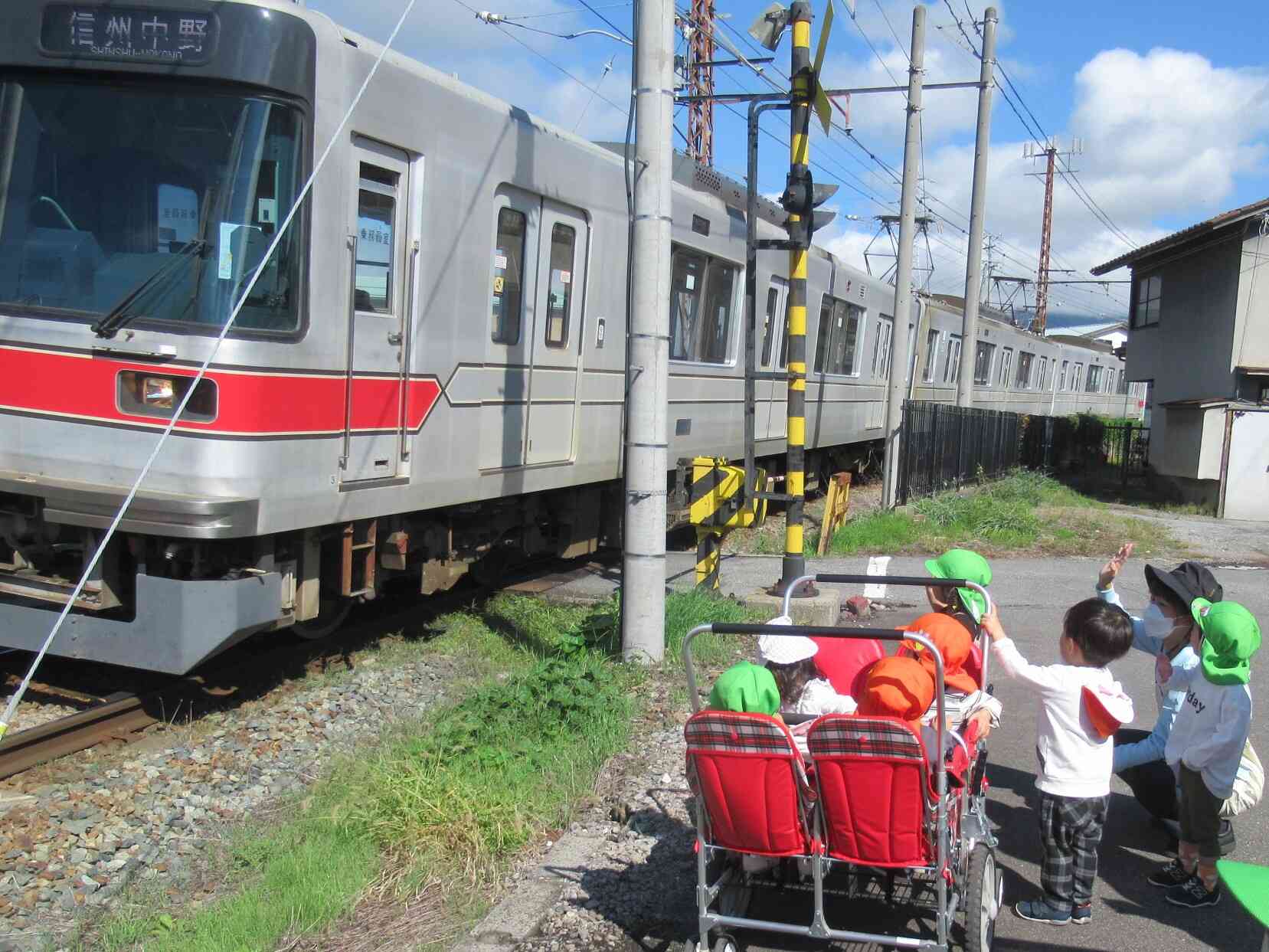 みんなでお散歩♡おーい！電車さーん！