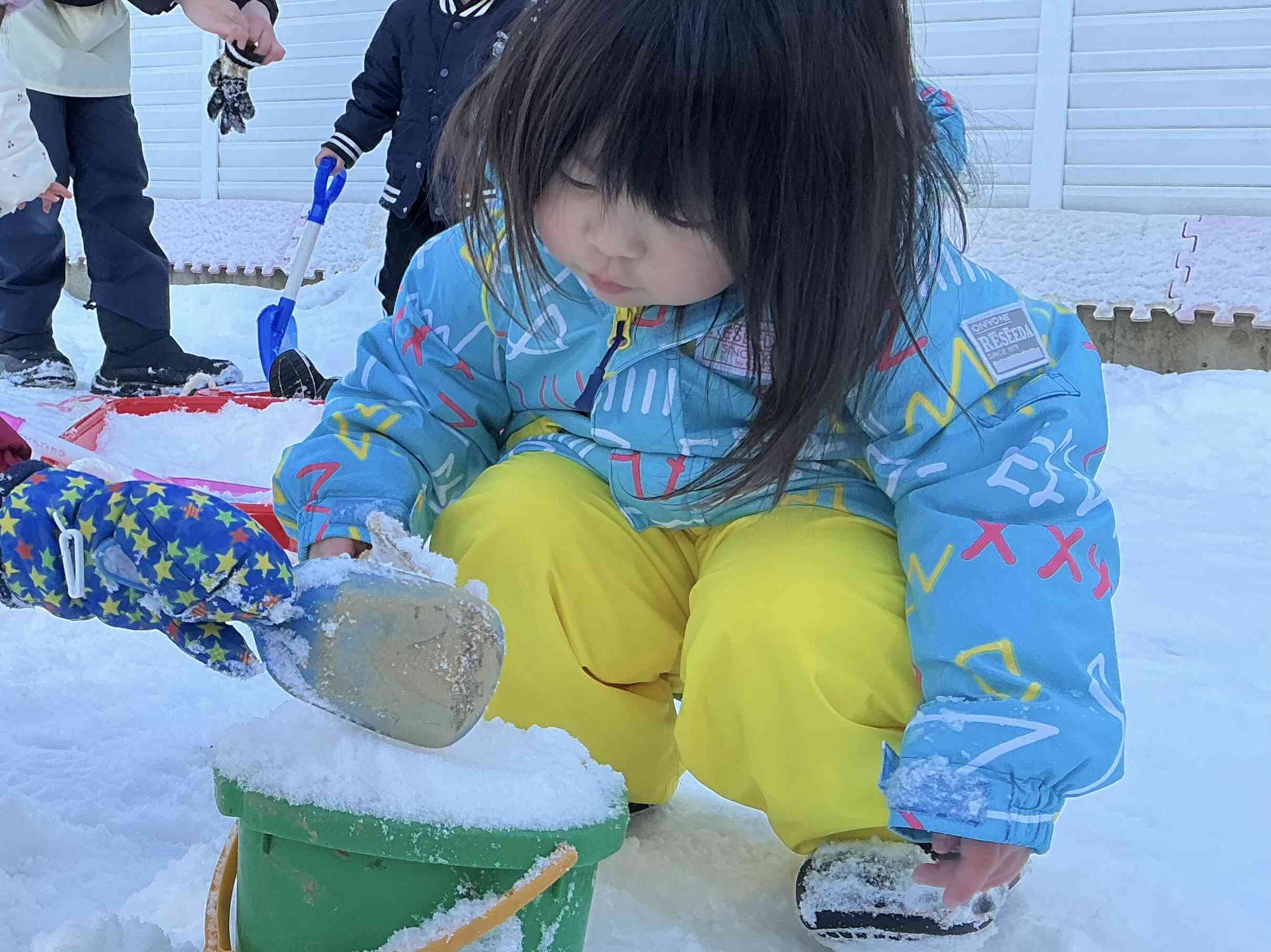 雪ケーキ作り。