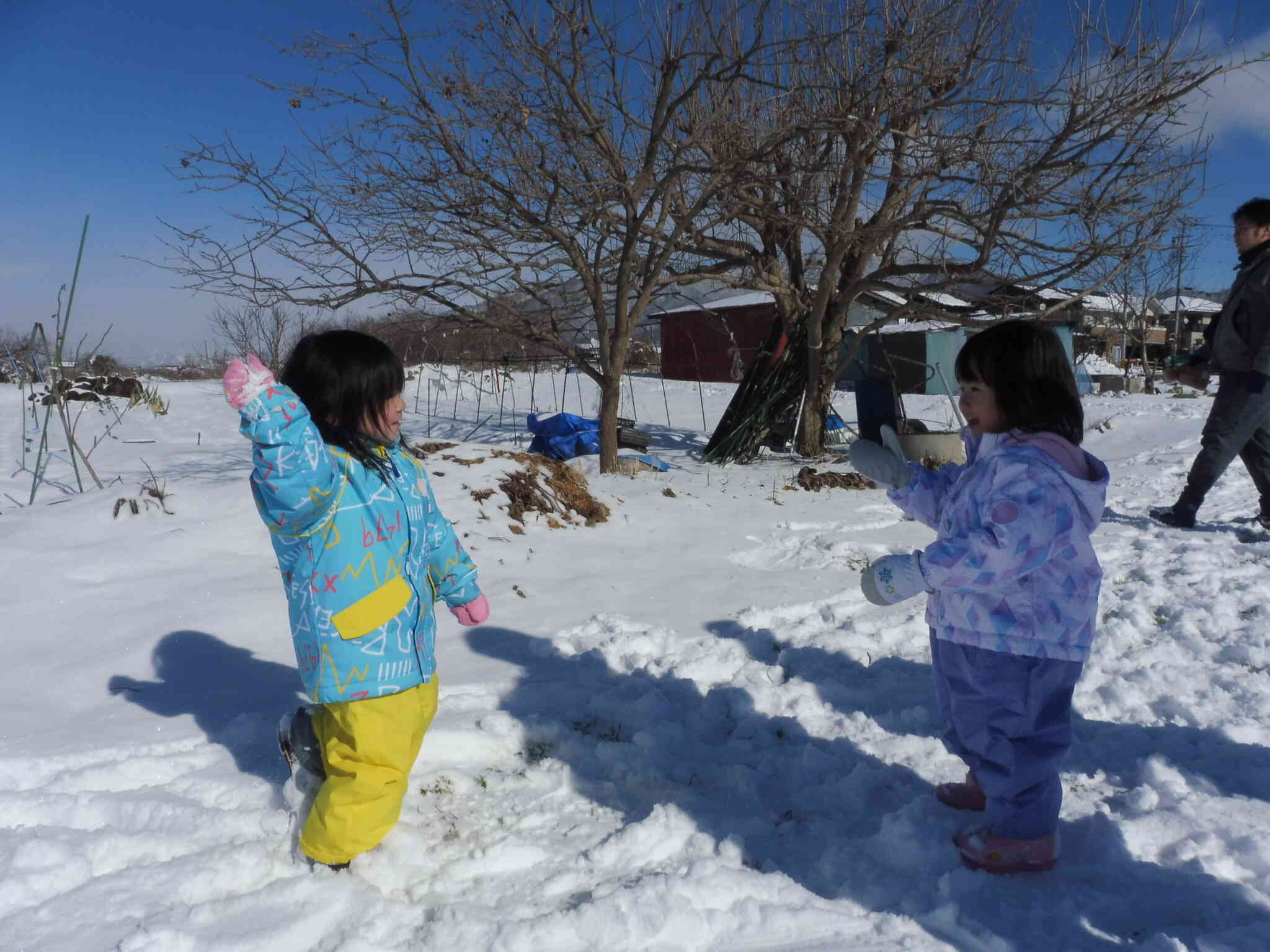 お友達と一緒に雪遊び♪