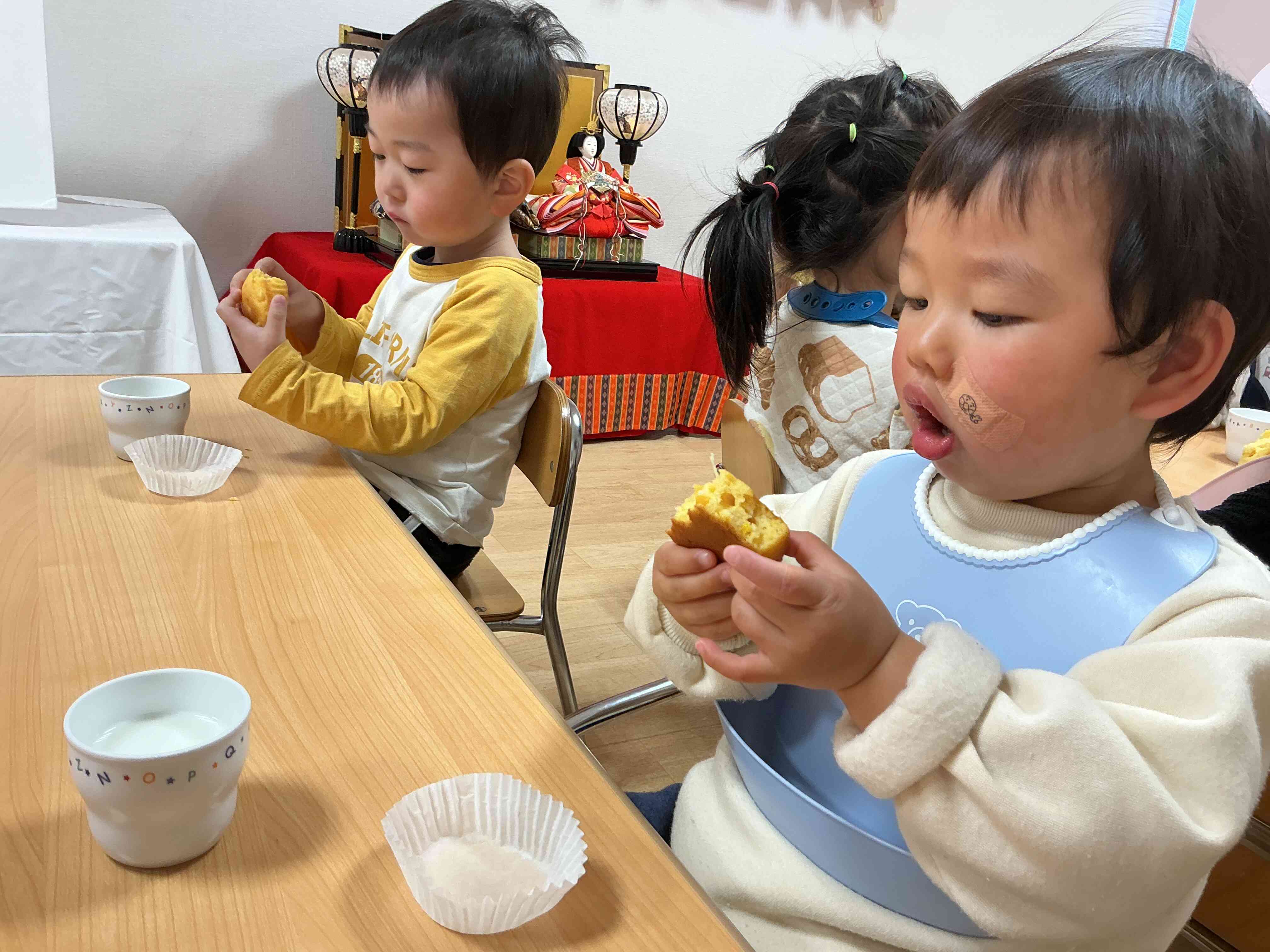 お雛様と一緒に「桃ケーキ」をいただきまーす♡