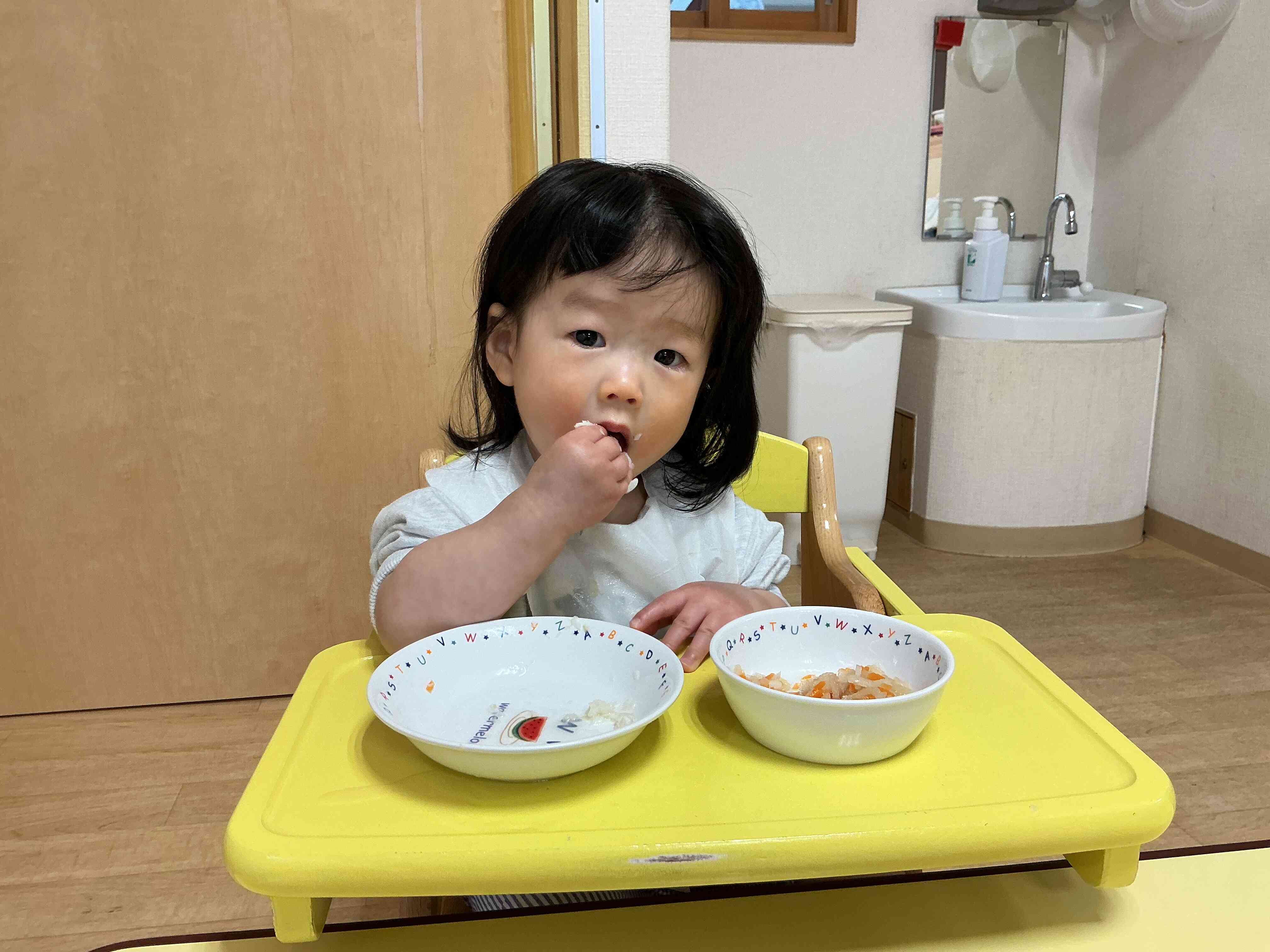 小さなおててで…パクッ！